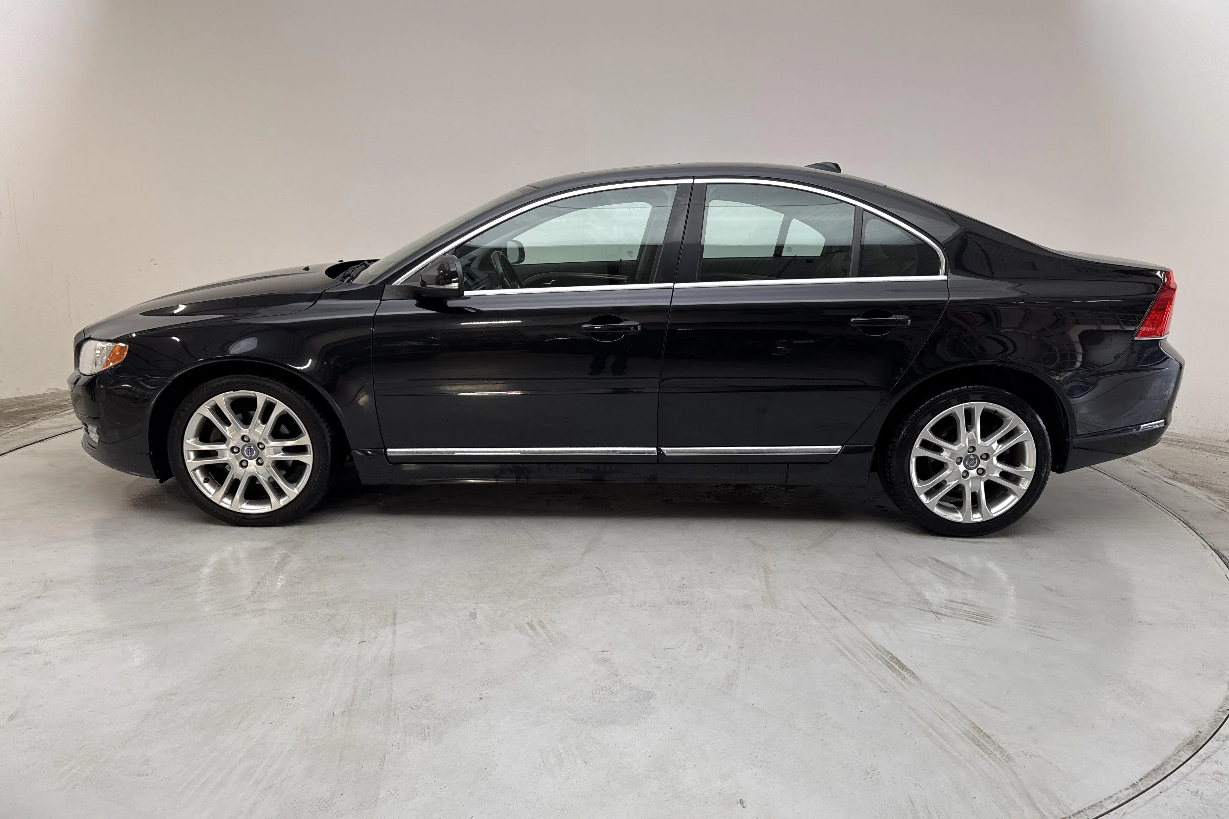 Presentationsfoto 2 av 16: Volvo S80 D5 (215hk) - 24 320 mil - Manuell - svart - 2014