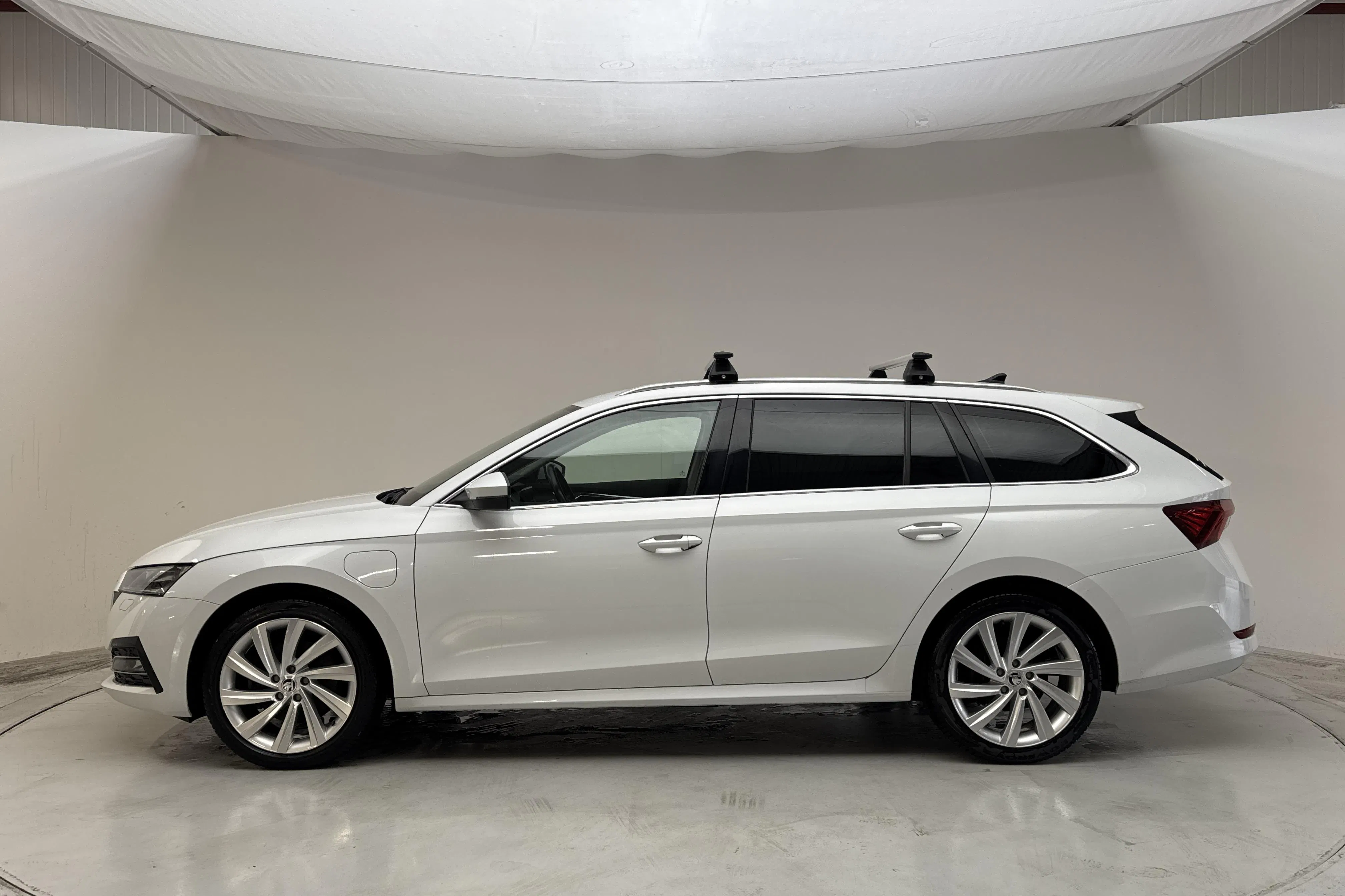 Presentationsfoto 2 av 14: Skoda Octavia 1.4 iV PHEV Combi (204hk) - 9 200 mil - Automat - vit - 2021