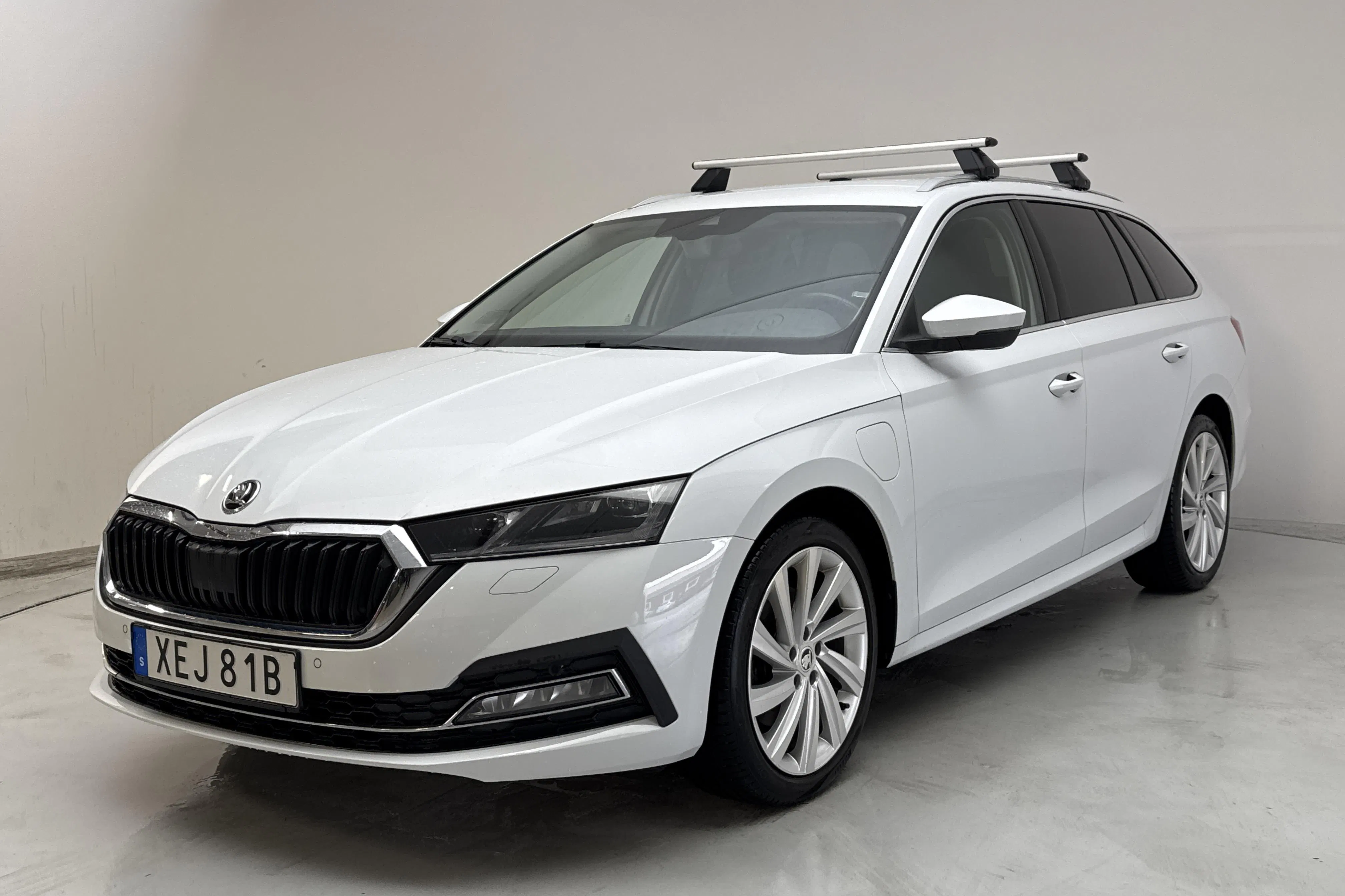Presentationsfoto 1 av 14: Skoda Octavia 1.4 iV PHEV Combi (204hk) - 9 200 mil - Automat - vit - 2021