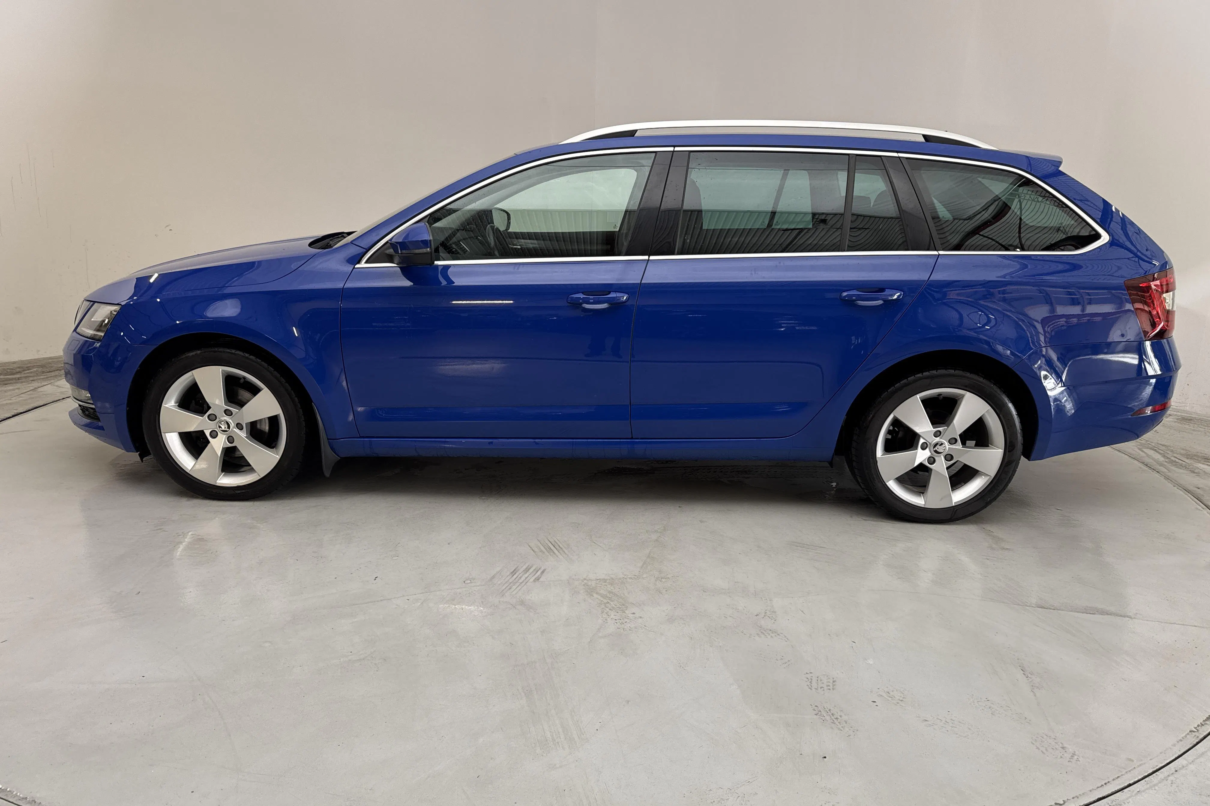 Presentationsfoto 2 av 16: Skoda Octavia III 2.0 TDI Combi (150hk) - 13 980 mil - Automat - blå - 2019