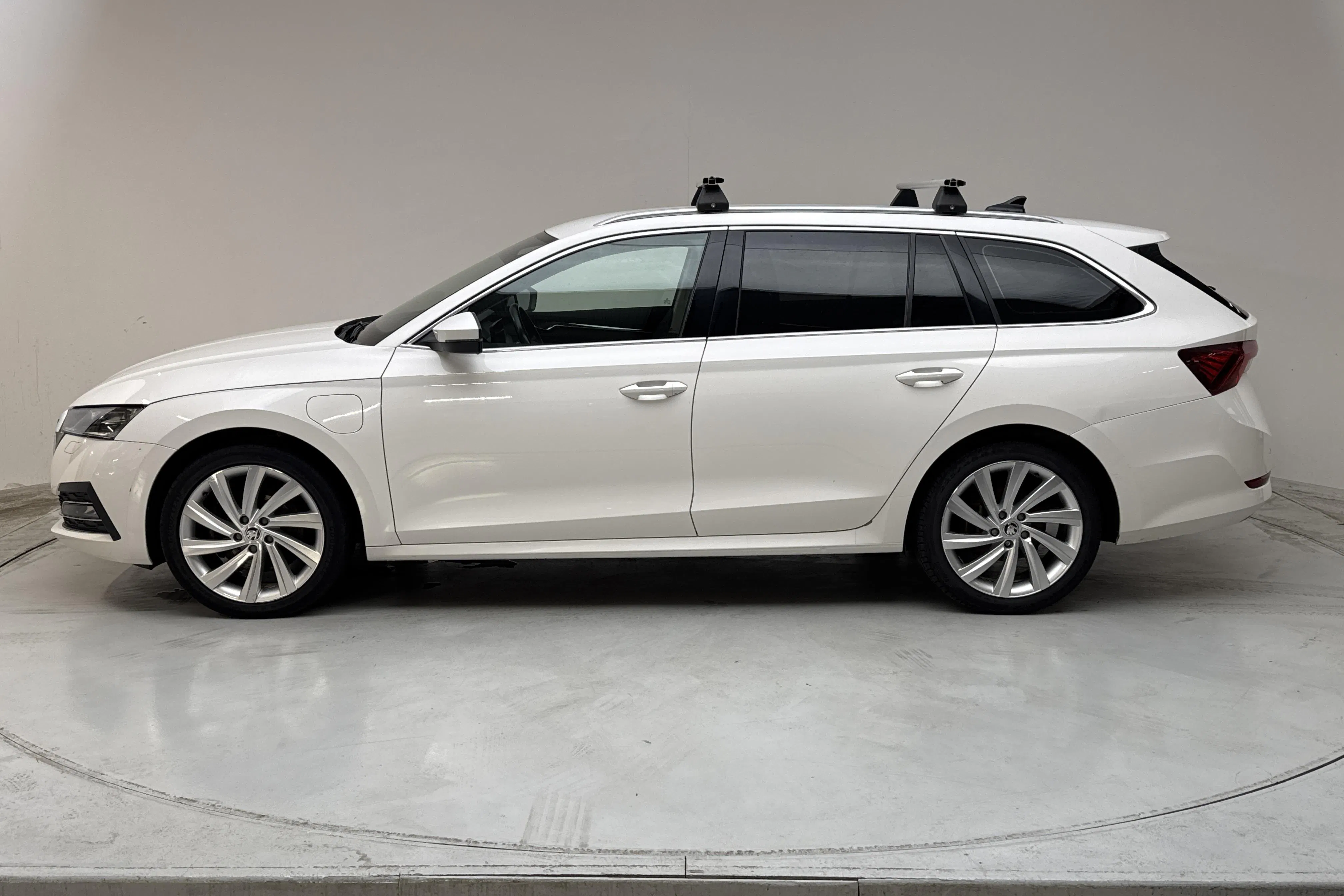 Presentationsfoto 2 av 16: Skoda Octavia 1.4 iV PHEV Combi (204hk) - 14 685 mil - Automat - vit - 2021