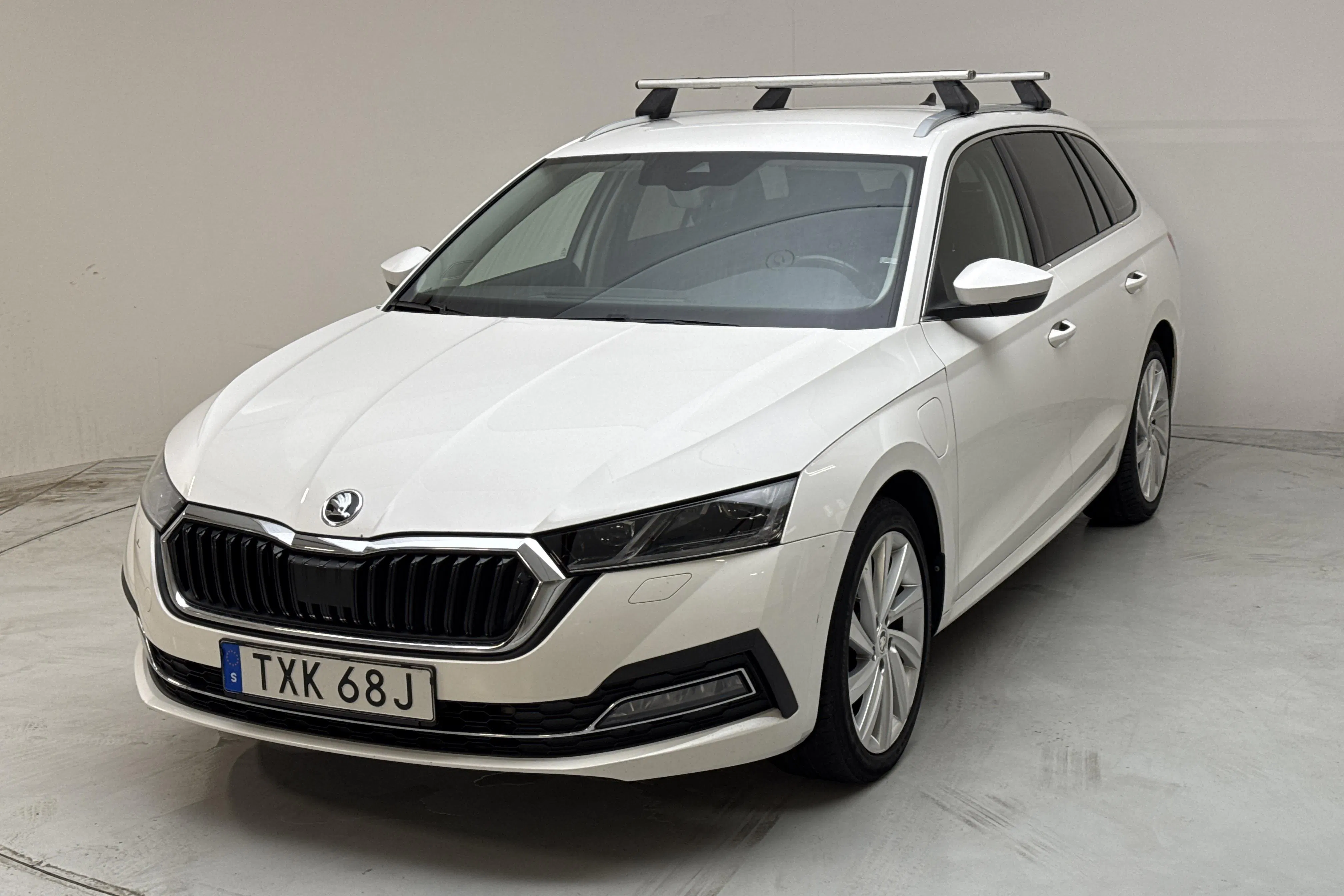 Presentationsfoto 1 av 16: Skoda Octavia 1.4 iV PHEV Combi (204hk) - 14 685 mil - Automat - vit - 2021
