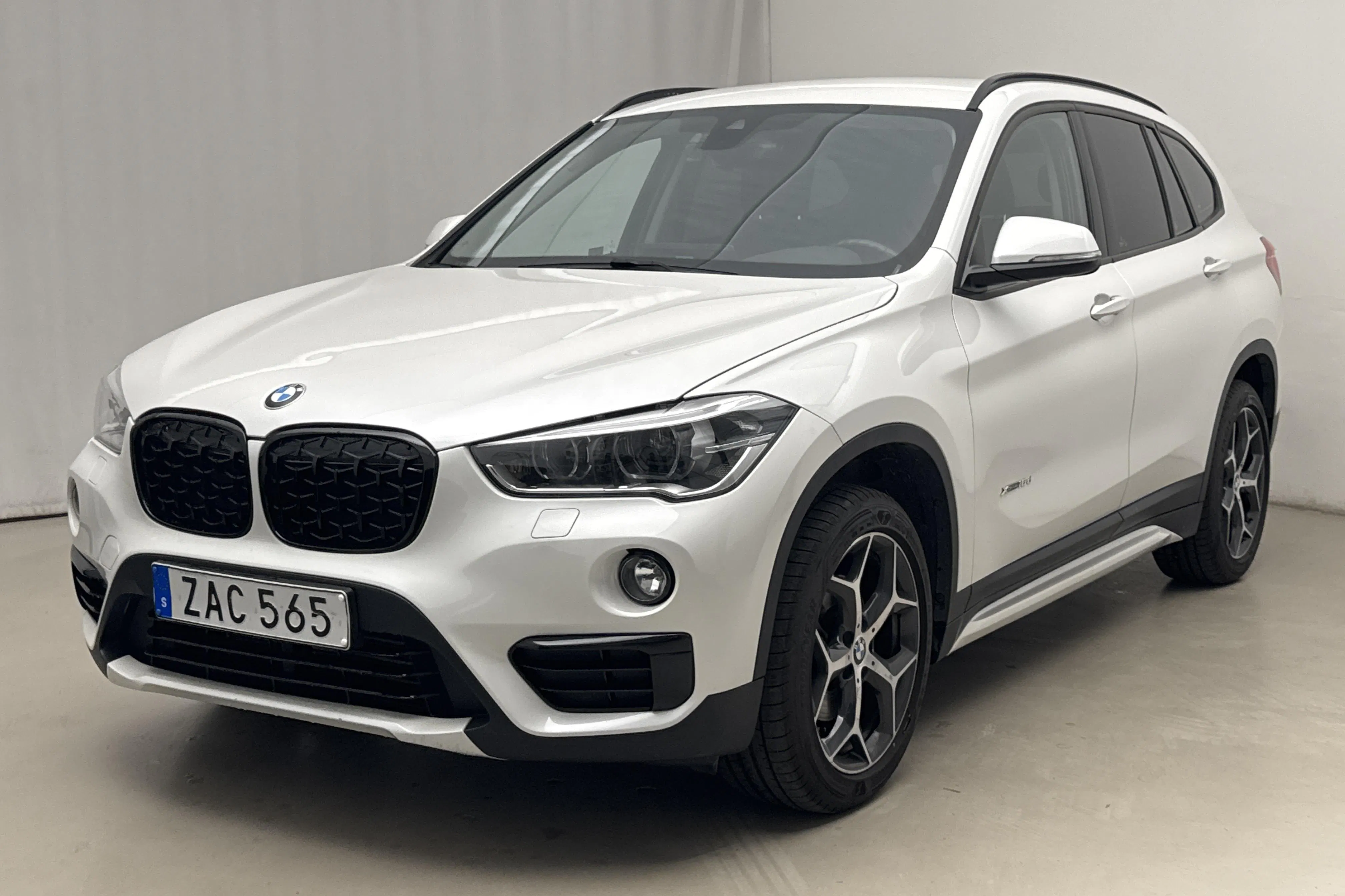 Presentationsfoto 1 av 17: BMW X1 xDrive18d, F48 (150hk) - 12 789 mil - Automat - vit - 2018