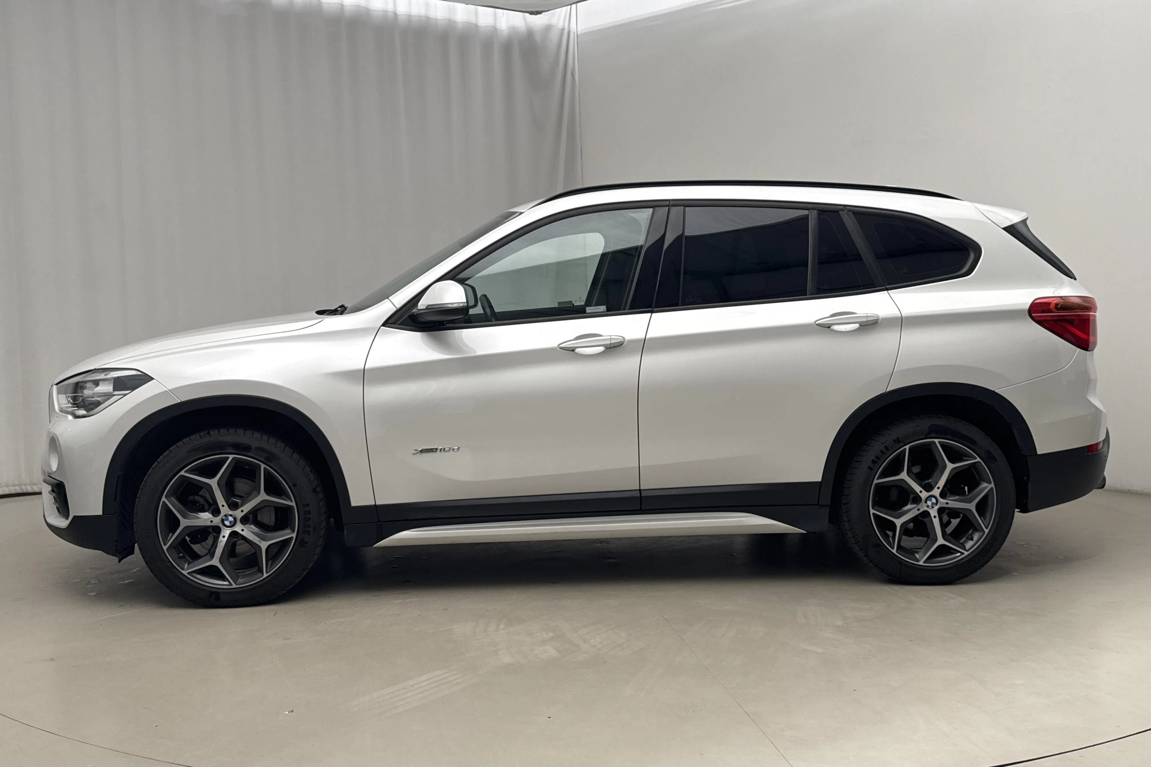 Presentationsfoto 2 av 17: BMW X1 xDrive18d, F48 (150hk) - 12 789 mil - Automat - vit - 2018
