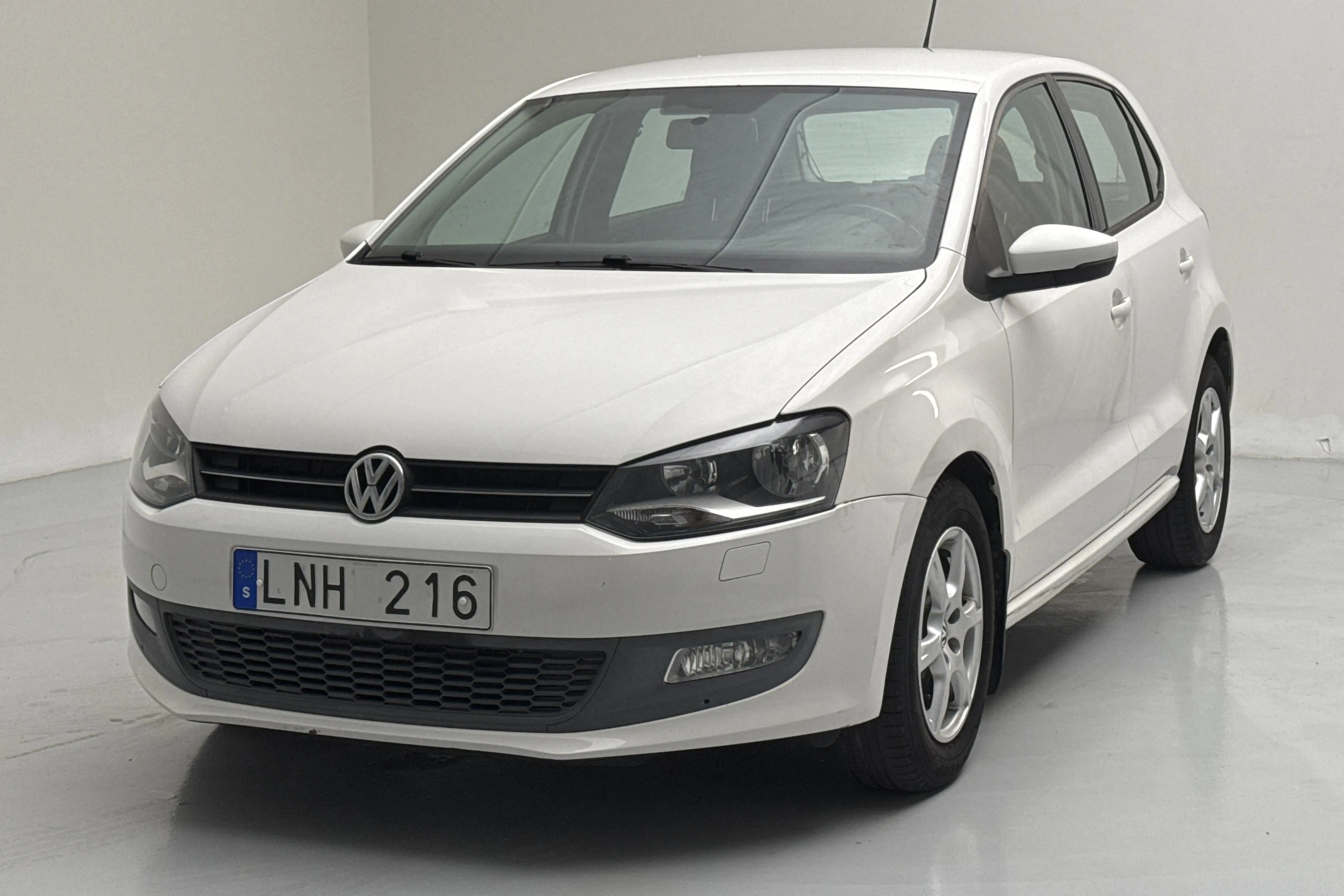 Presentationsfoto 1 av 12: VW Polo 1.4 5dr (85hk) - 17 713 mil - Manuell - vit - 2010