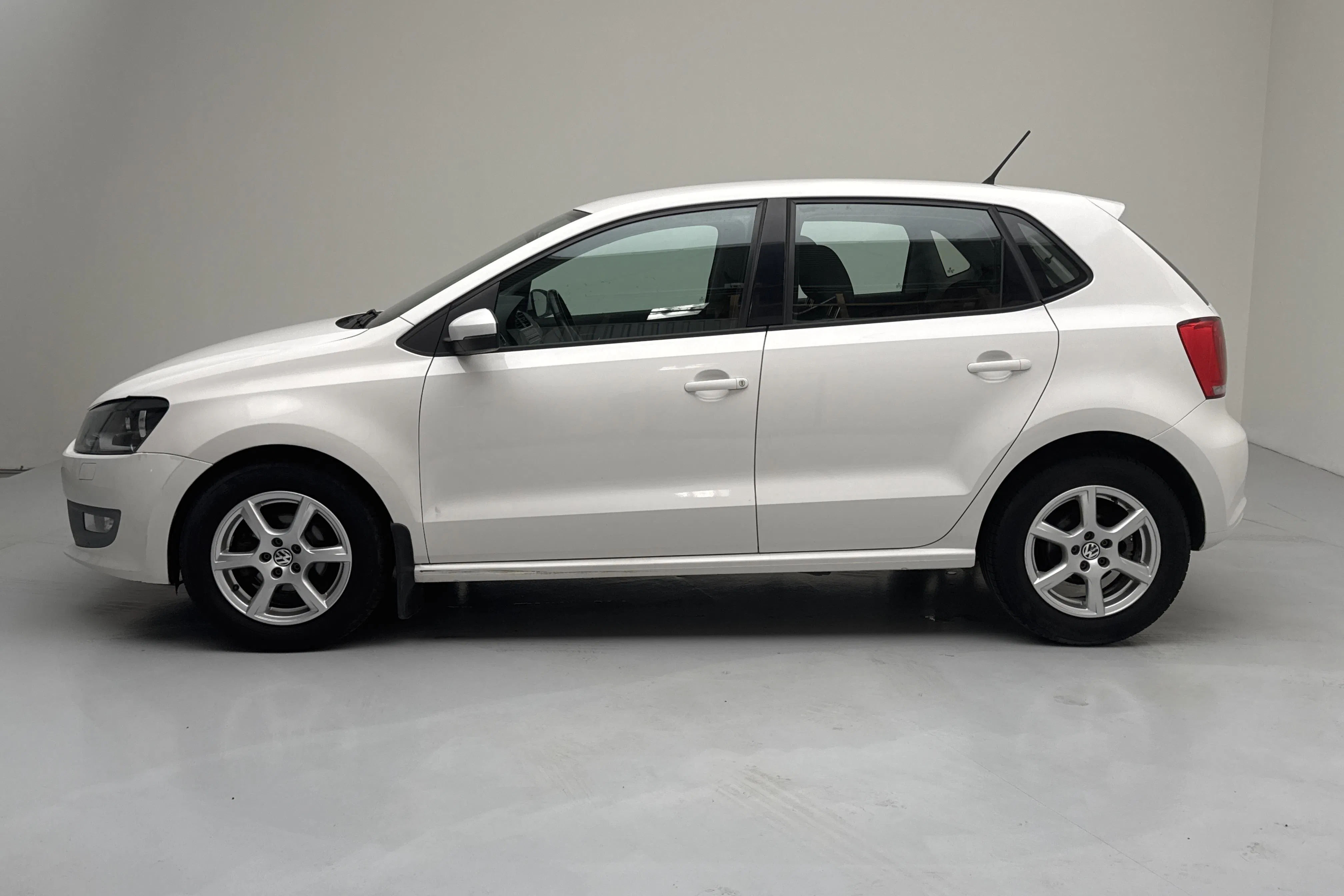 Presentationsfoto 2 av 12: VW Polo 1.4 5dr (85hk) - 17 713 mil - Manuell - vit - 2010