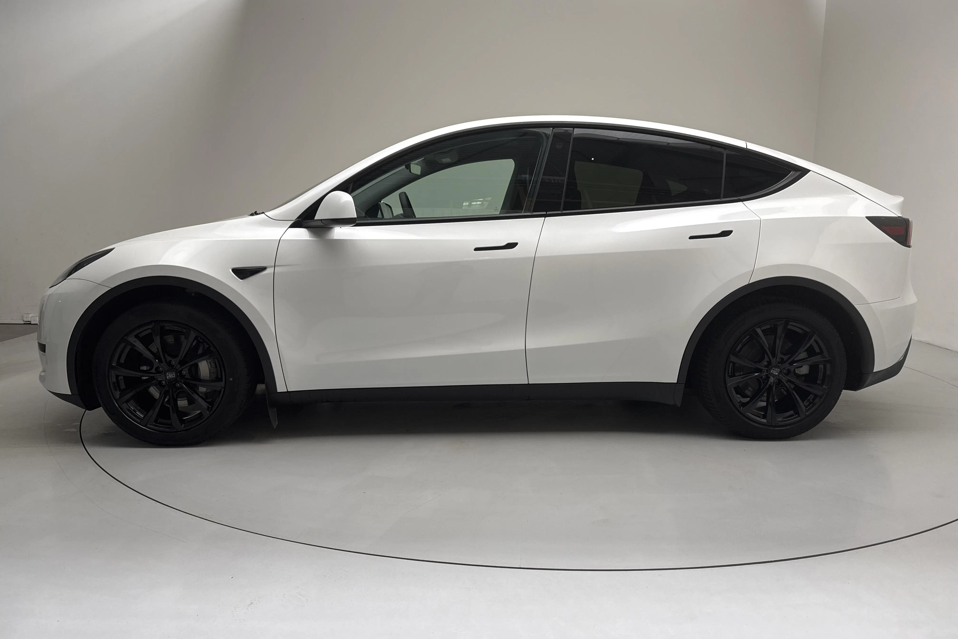 Presentationsfoto 2 av 19: Tesla Model Y RWD - 5 968 mil - Automat - vit - 2023