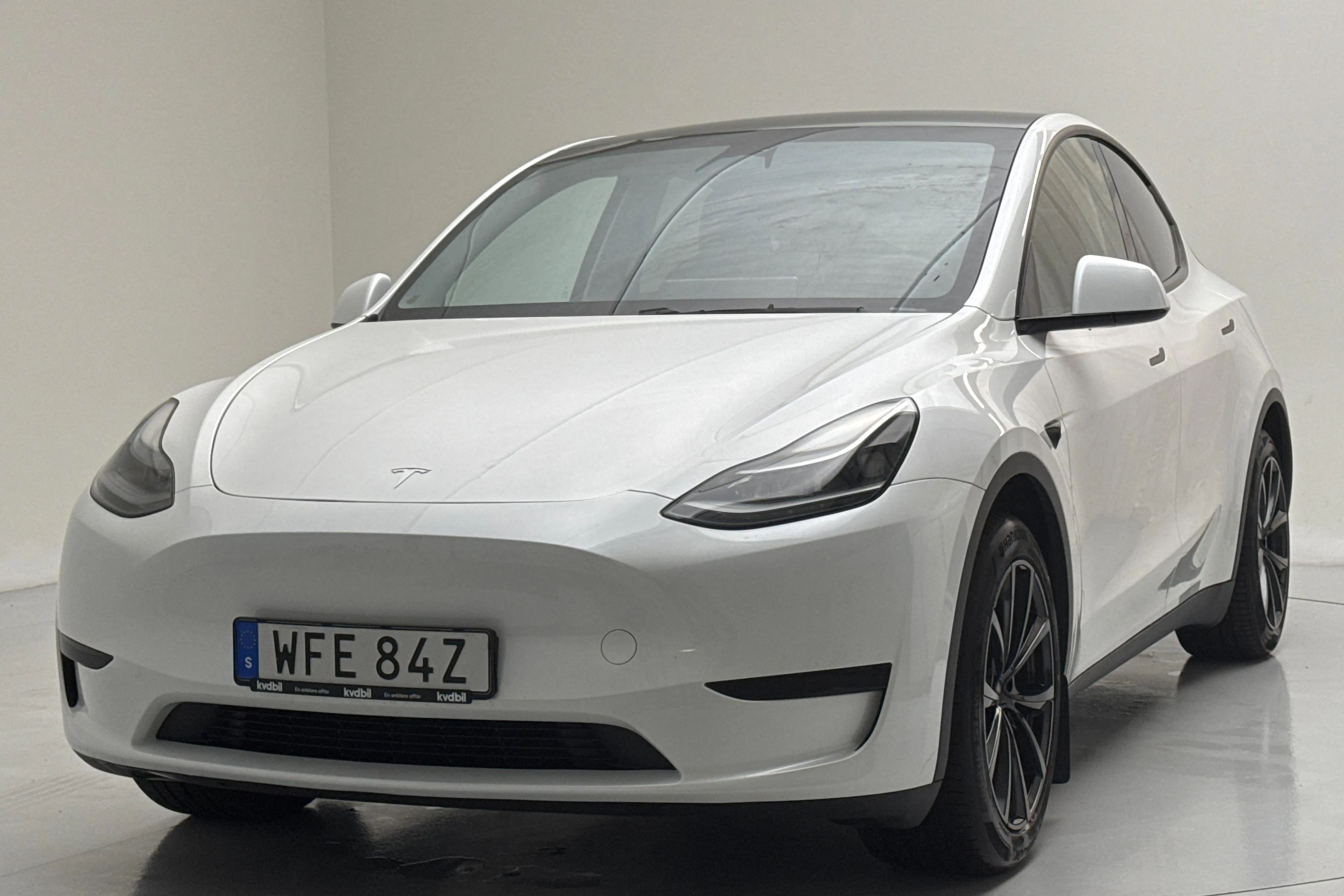 Presentationsfoto 1 av 19: Tesla Model Y RWD - 5 968 mil - Automat - vit - 2023