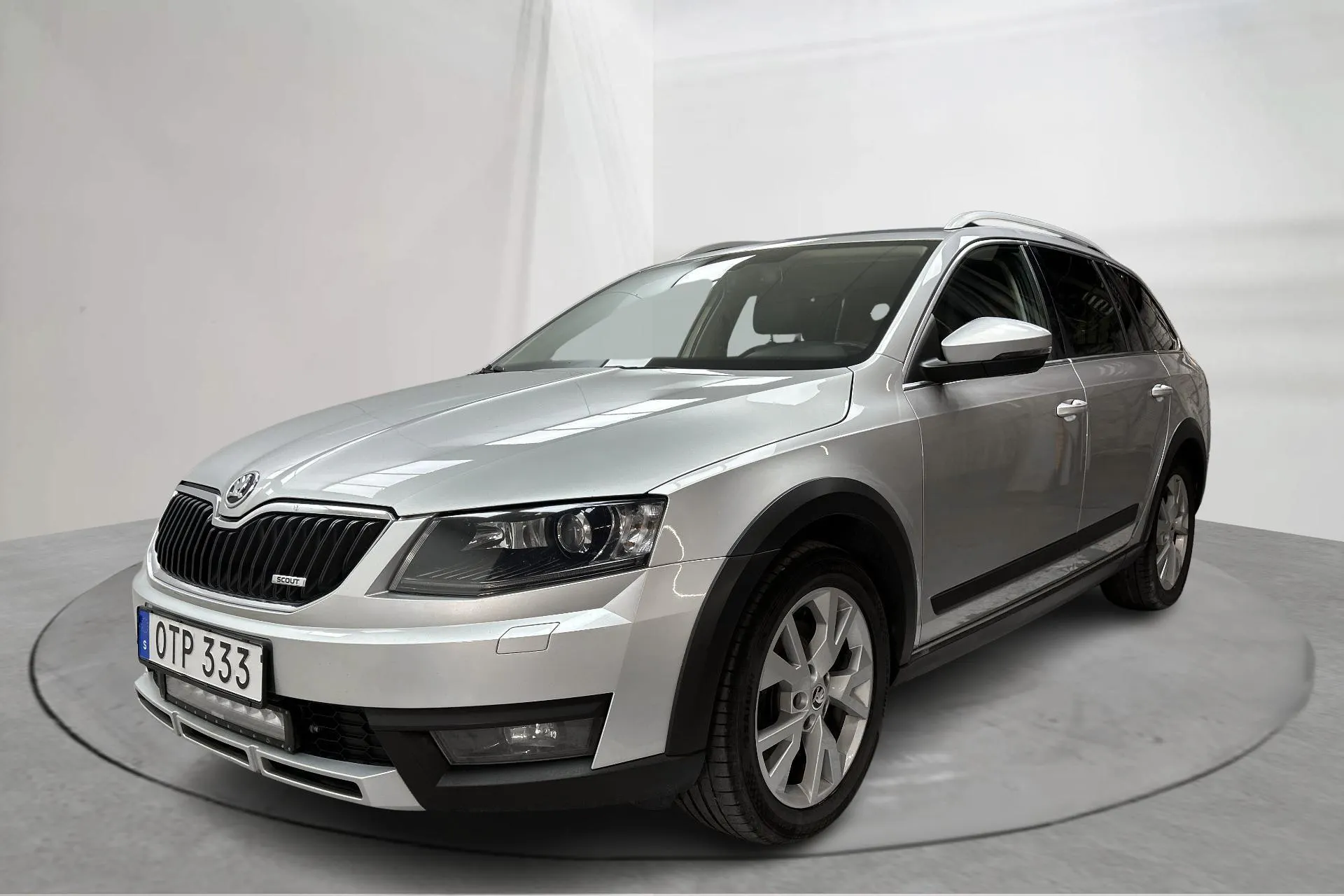 Presentation photo 1 of 18: Skoda Octavia Scout II 2.0 TDI 4X4 (184hk) - 217 950 km - Automatic - silver - 2015