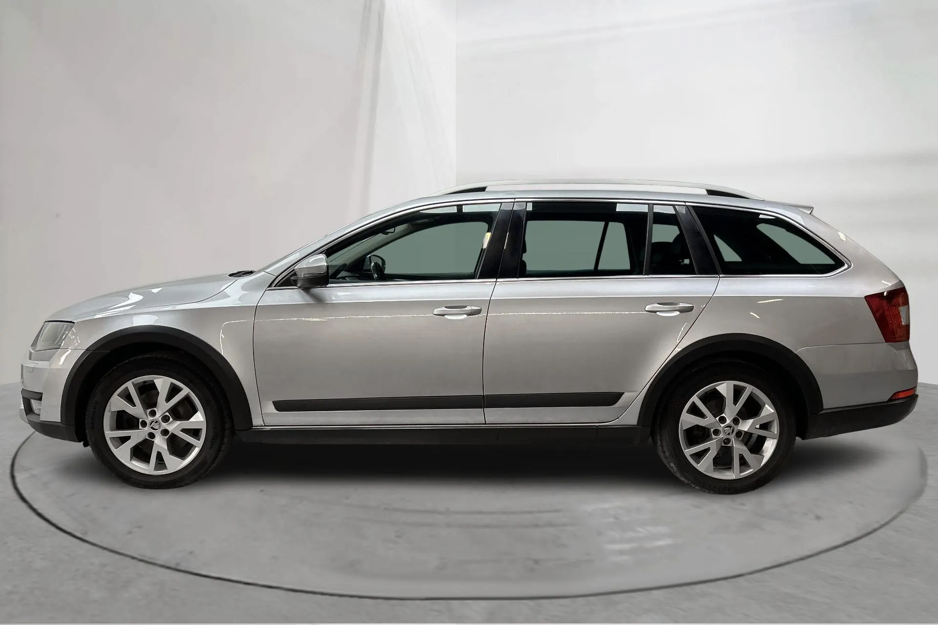 Presentation photo 2 of 18: Skoda Octavia Scout II 2.0 TDI 4X4 (184hk) - 217 950 km - Automatic - silver - 2015