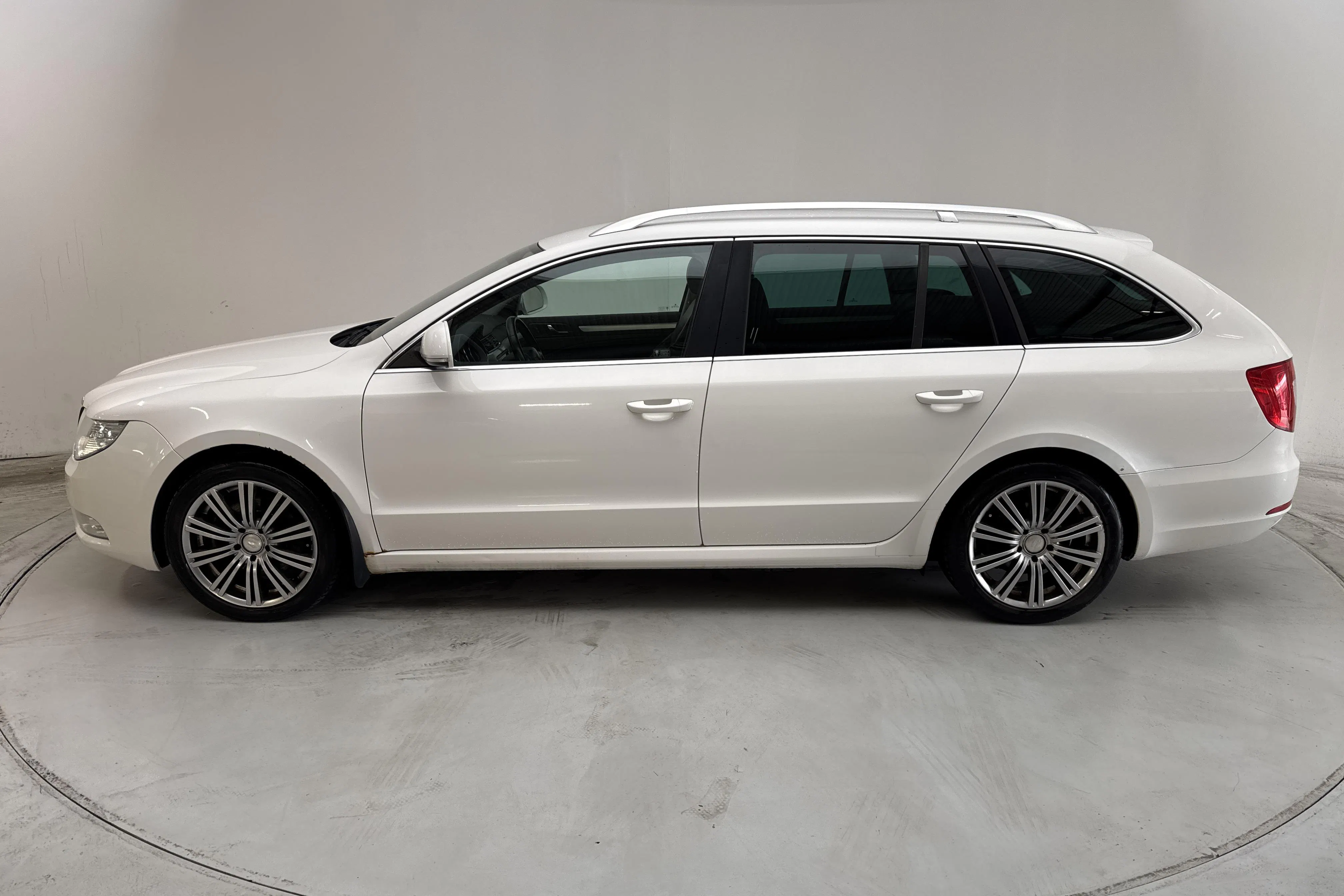 Presentation photo 2 of 12: Skoda Superb 1.6 TDI Greenline Kombi (105hk) - 257 370 km - Manual - white - 2012