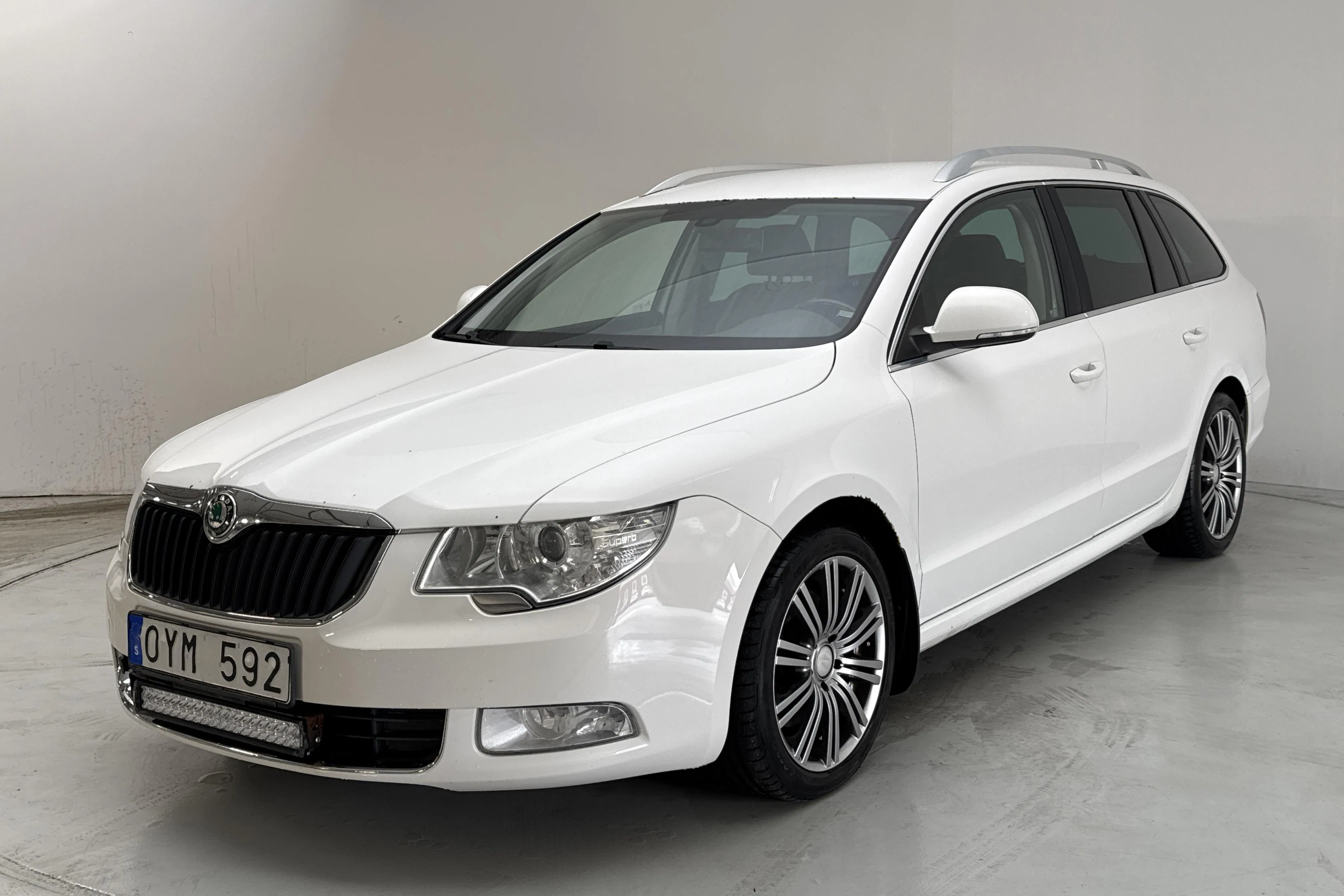 Presentation photo 1 of 12: Skoda Superb 1.6 TDI Greenline Kombi (105hk) - 257 370 km - Manual - white - 2012