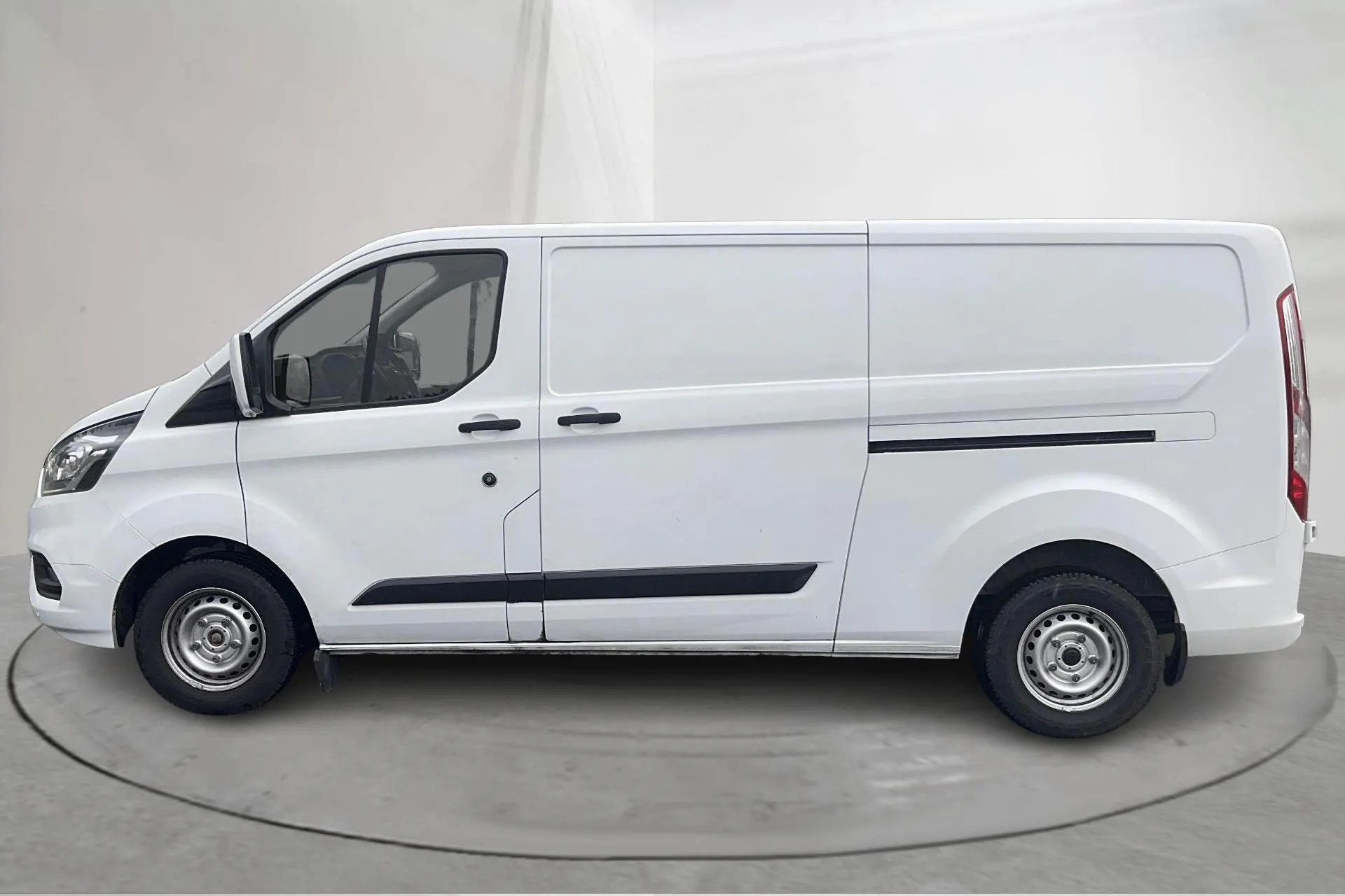 Presentationsfoto 2 av 16: Ford Transit Custom 300 MHEV (130hk) - 9 863 mil - Manuell - vit - 2023