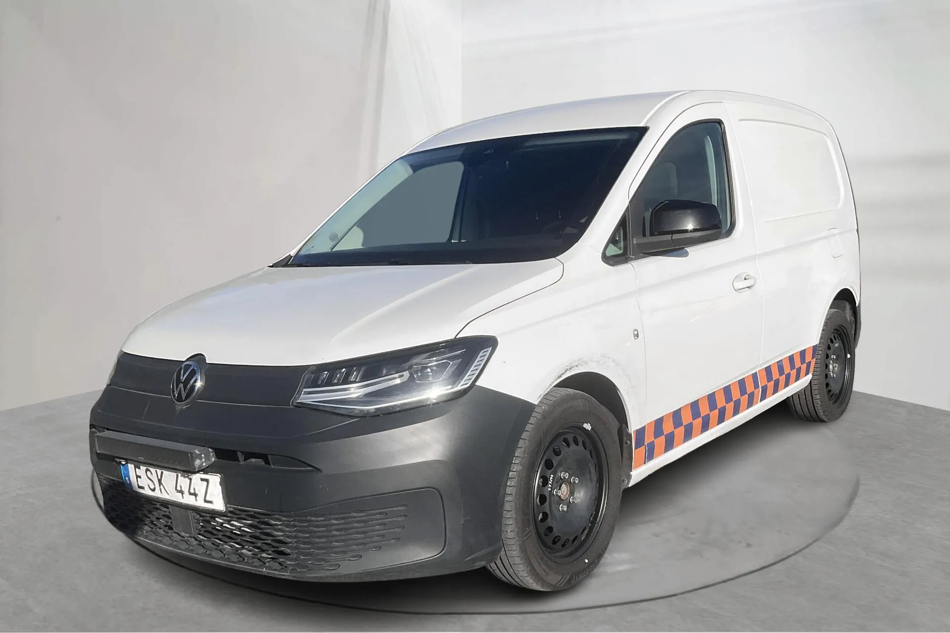 Presentationsfoto 1 av 17: VW Caddy Cargo 2.0 TDI Skåp 4MOTION (122hk) - 12 228 mil - Manuell - vit - 2023