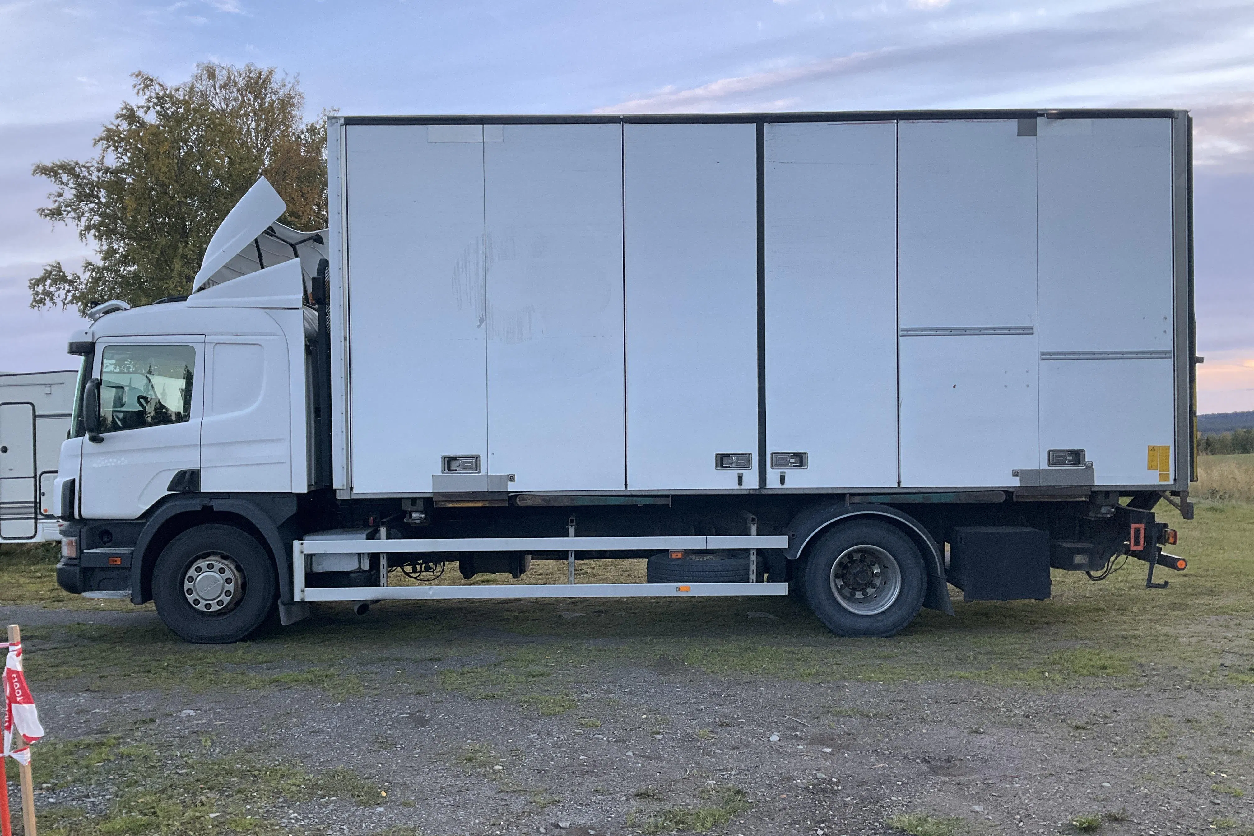 Presentationsfoto 2 av 53: SCANIA P94 - 763 040 km - Automat - vit - 2000