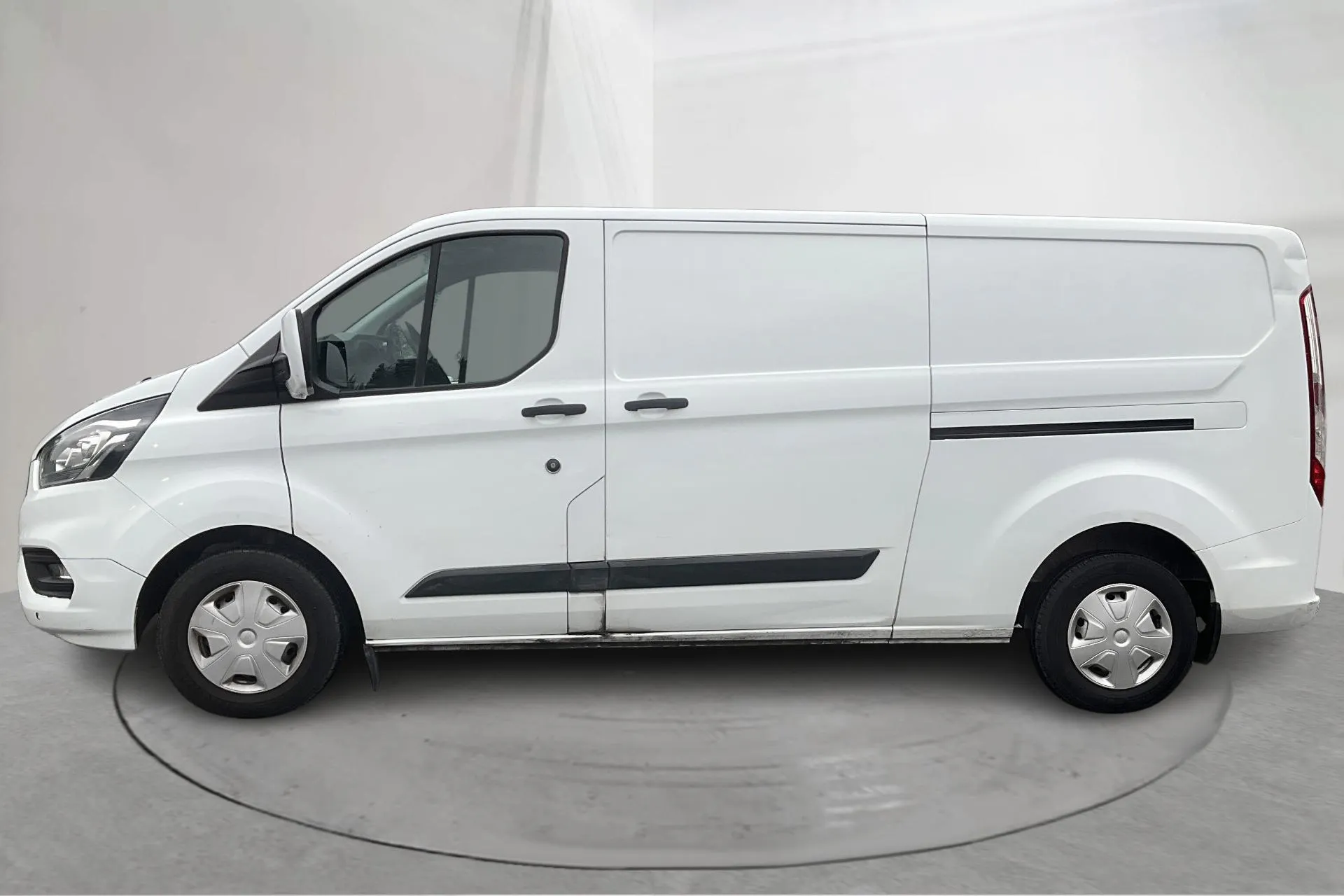 Presentationsfoto 2 av 16: Ford Transit Custom 300 MHEV (130hk) - 7 381 mil - Manuell - vit - 2023