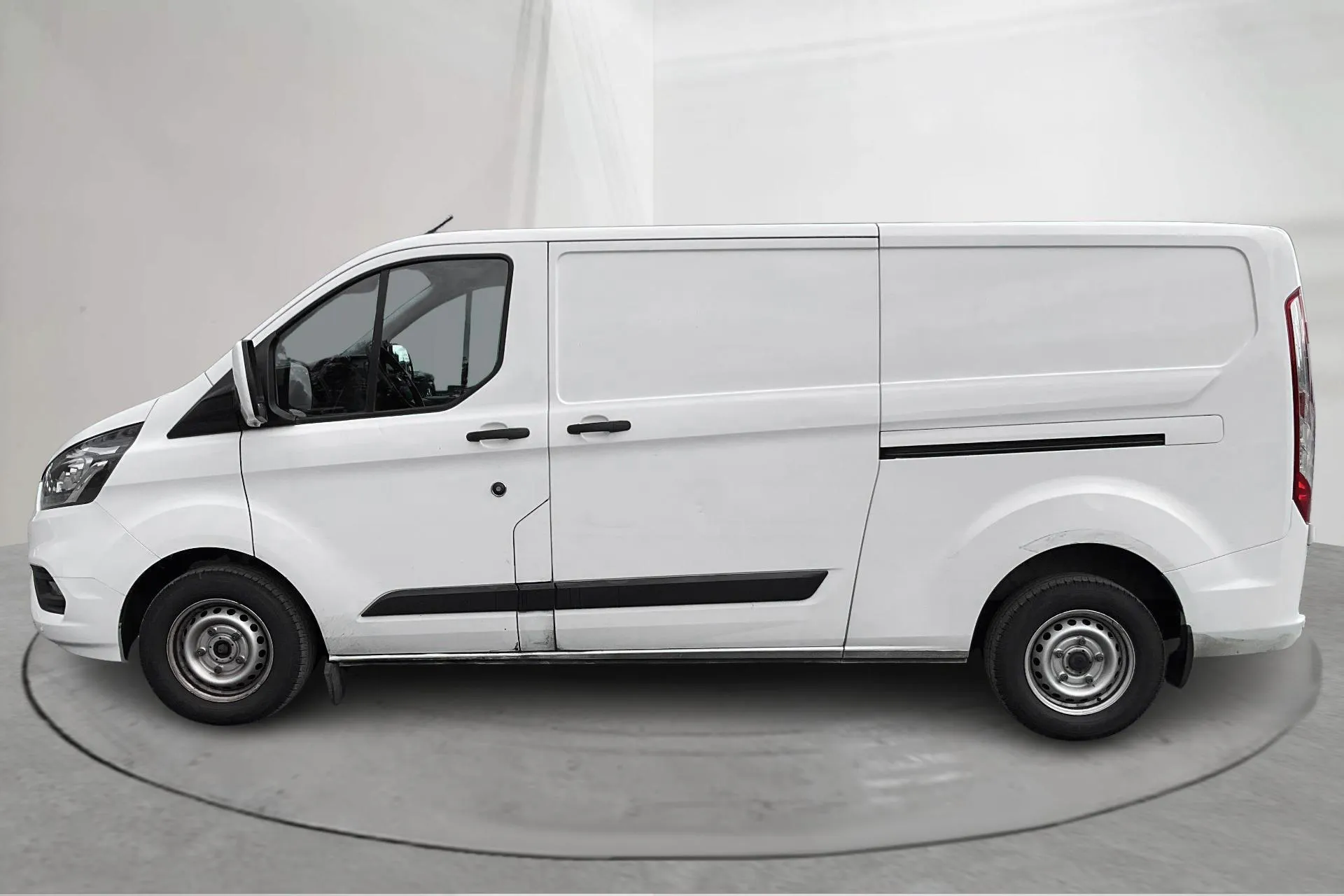 Presentationsfoto 2 av 19: Ford Transit Custom 300 MHEV (130hk) - 8 939 mil - Manuell - vit - 2023