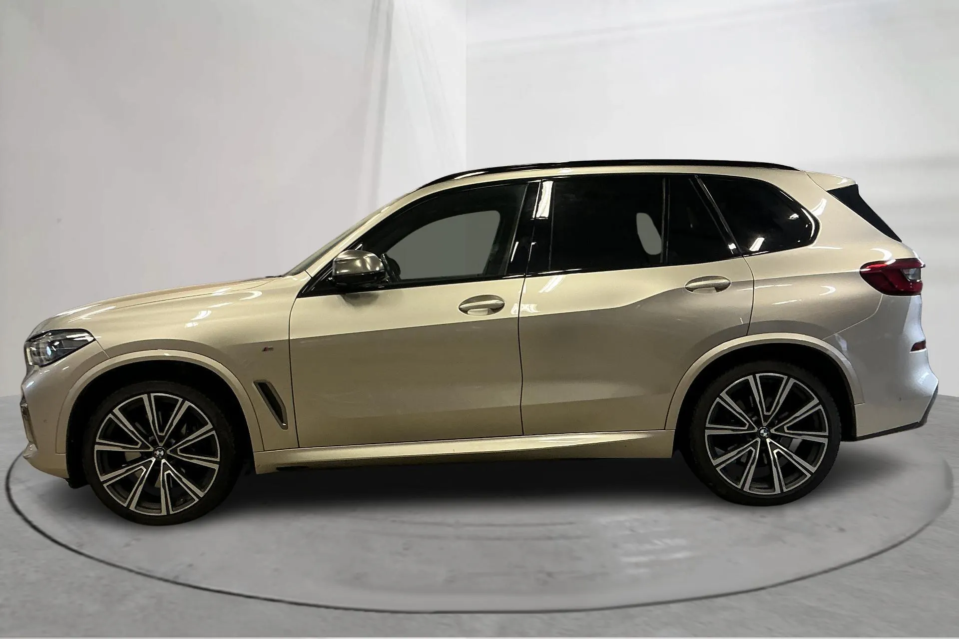 Presentationsfoto 2 av 19: BMW X5 M50d, G05 (400hk) - 12 629 mil - Automat - Ljusgrå - 2019