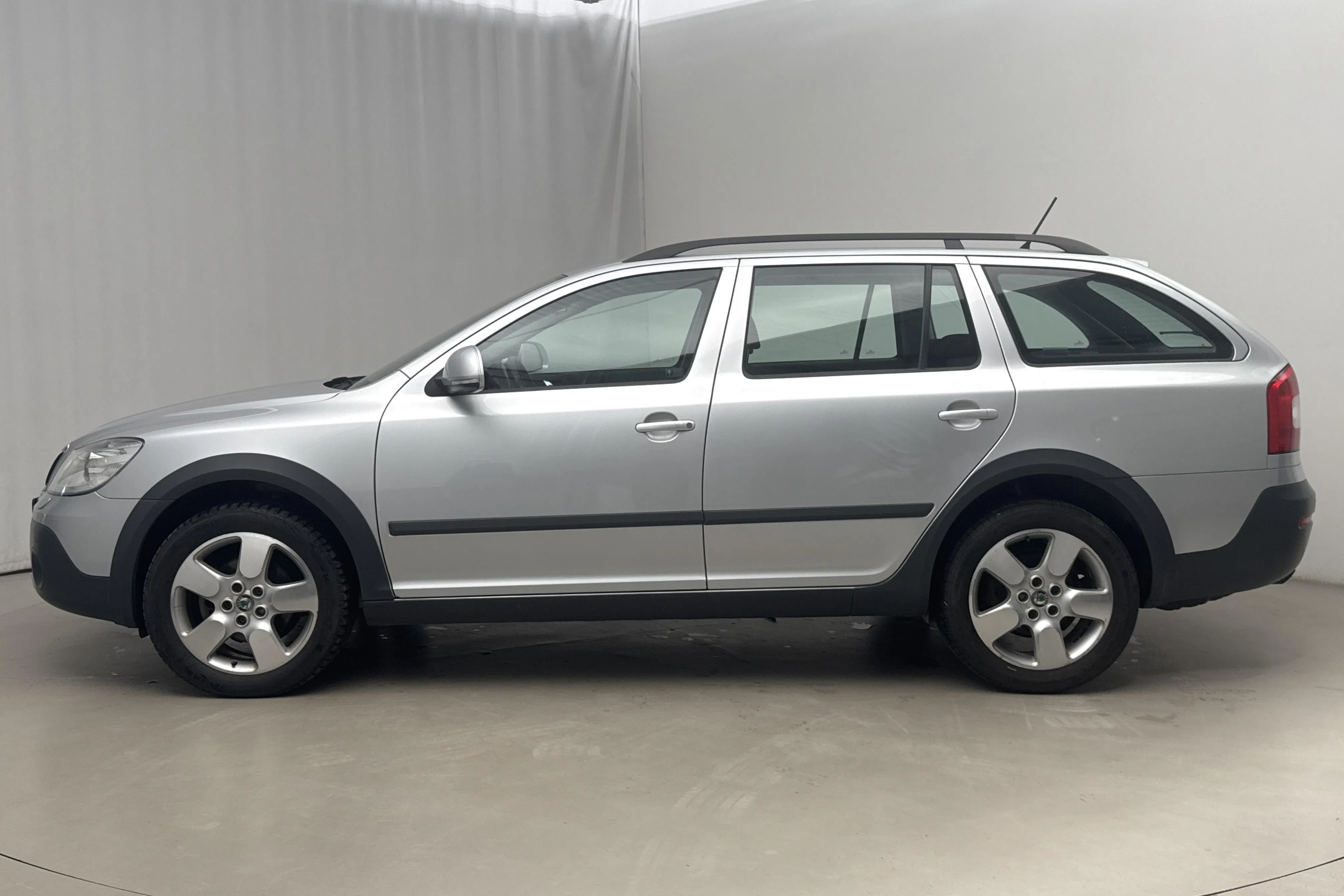 Presentationsfoto 2 av 14: Skoda Octavia Scout II 2.0 TDI 4X4 (140hk) - 11 584 mil - Manuell - silver - 2012