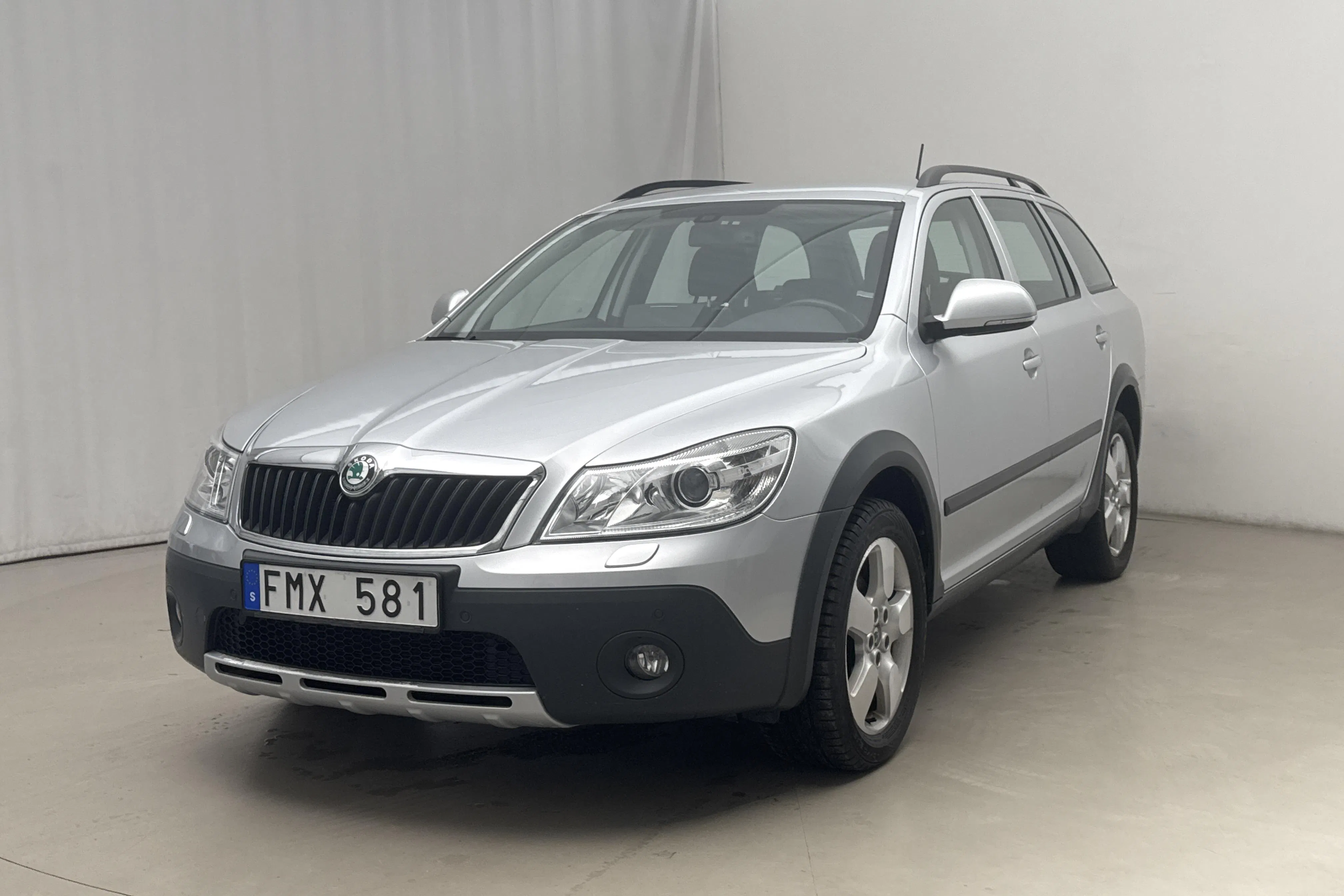 Presentationsfoto 1 av 14: Skoda Octavia Scout II 2.0 TDI 4X4 (140hk) - 11 584 mil - Manuell - silver - 2012