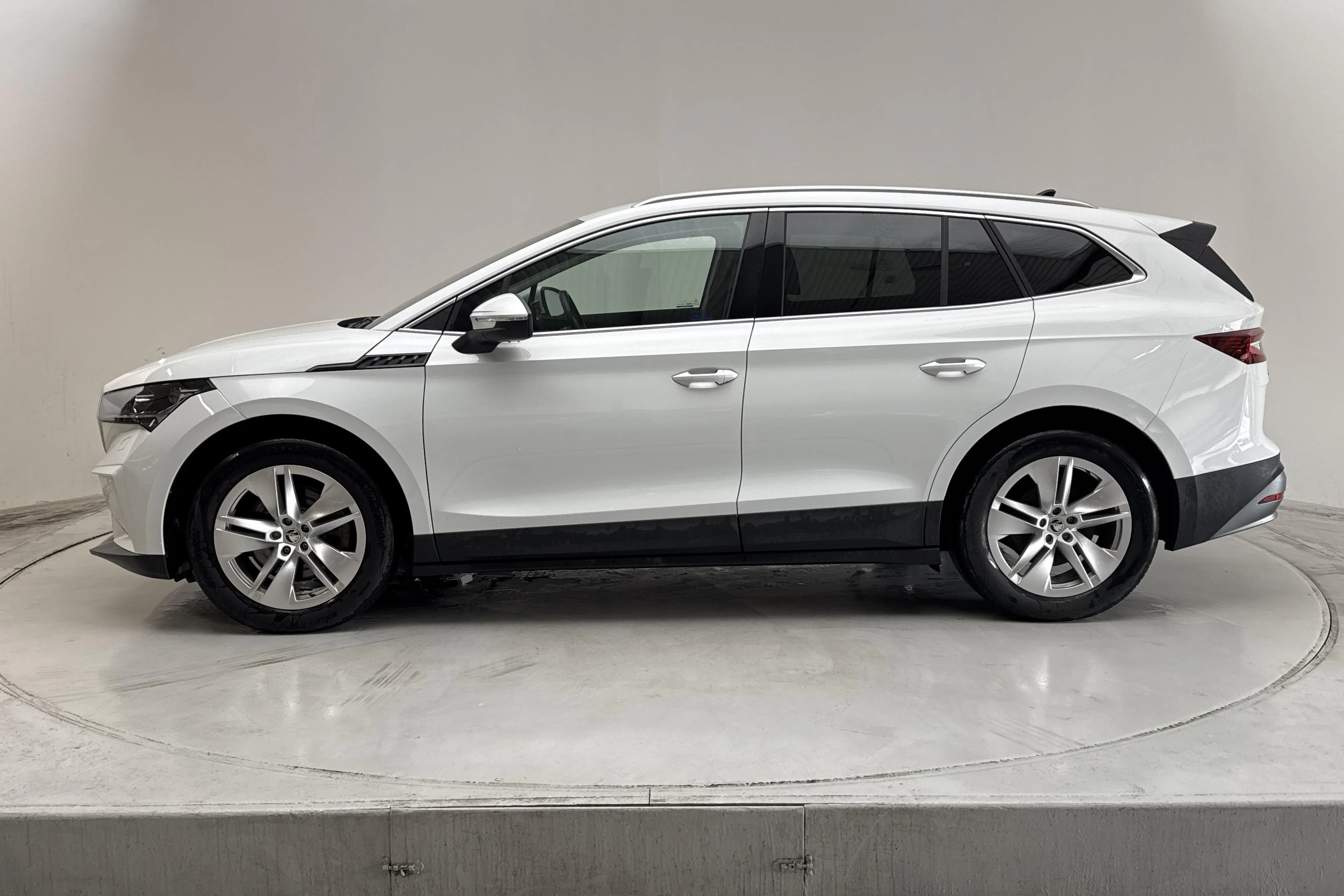 Presentationsfoto 2 av 18: Skoda Enyaq iV 80x (265hk) - 2 069 mil - Automat - vit - 2023