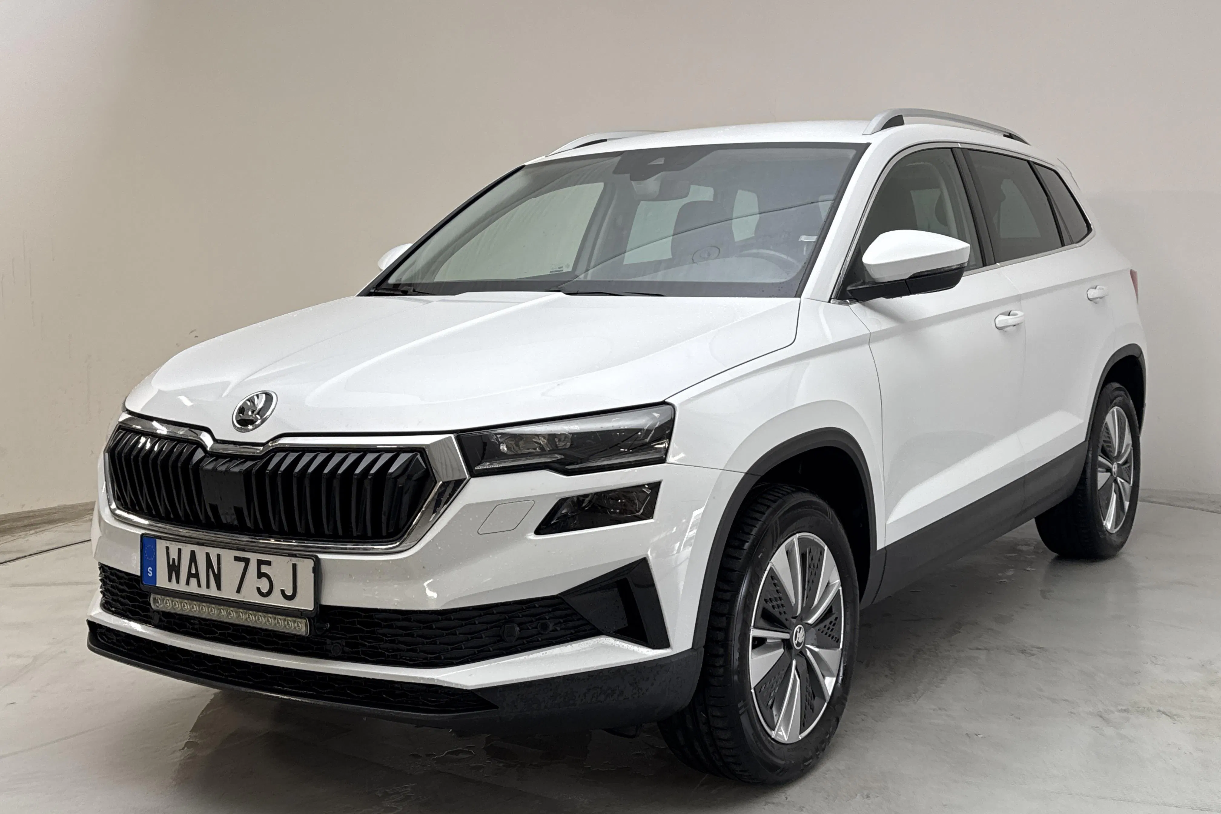Presentationsfoto 1 av 14: Skoda Karoq 2.0 TDI 4X4 (150hk) - 6 469 mil - Automat - vit - 2023