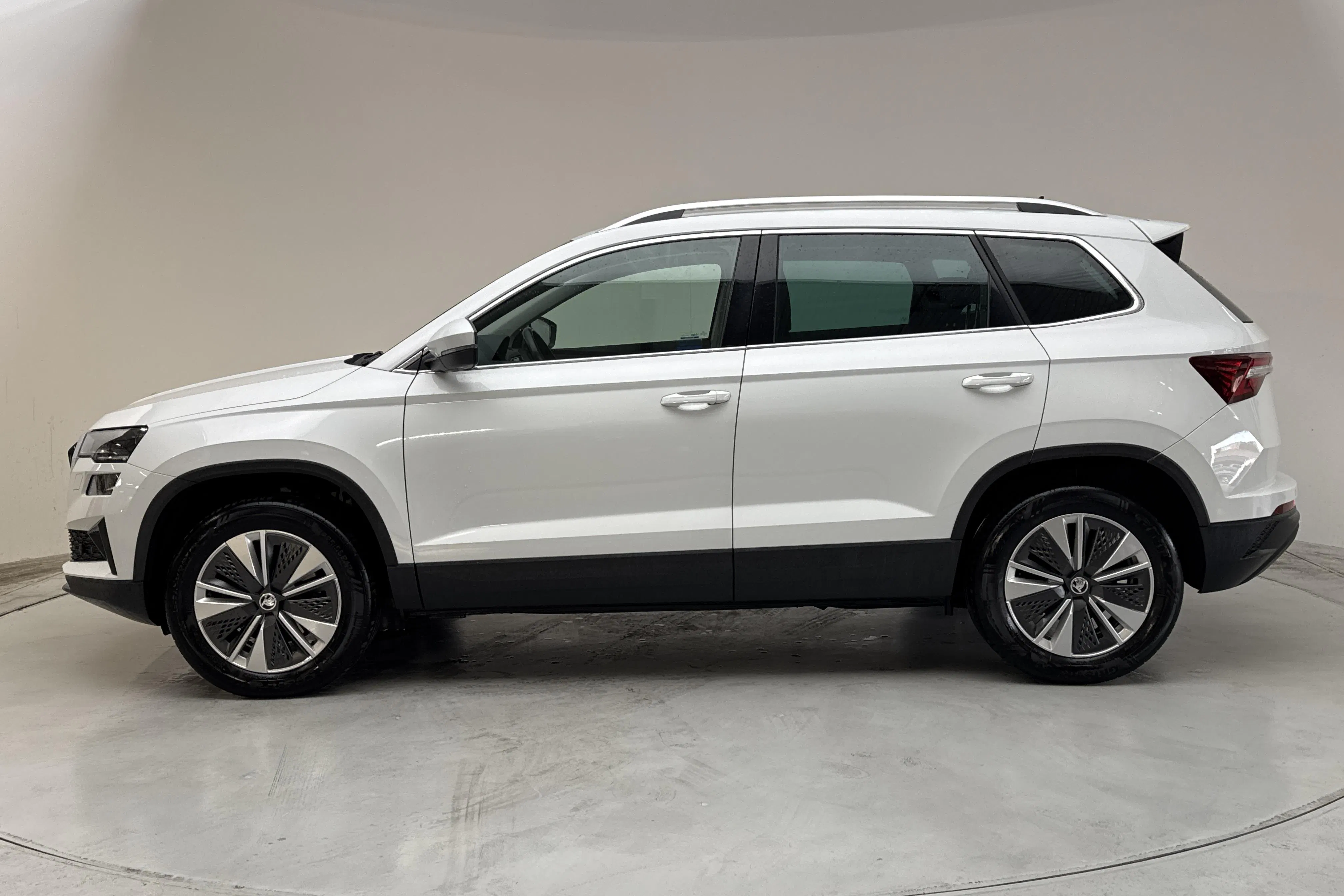 Presentationsfoto 2 av 14: Skoda Karoq 2.0 TDI 4X4 (150hk) - 6 469 mil - Automat - vit - 2023