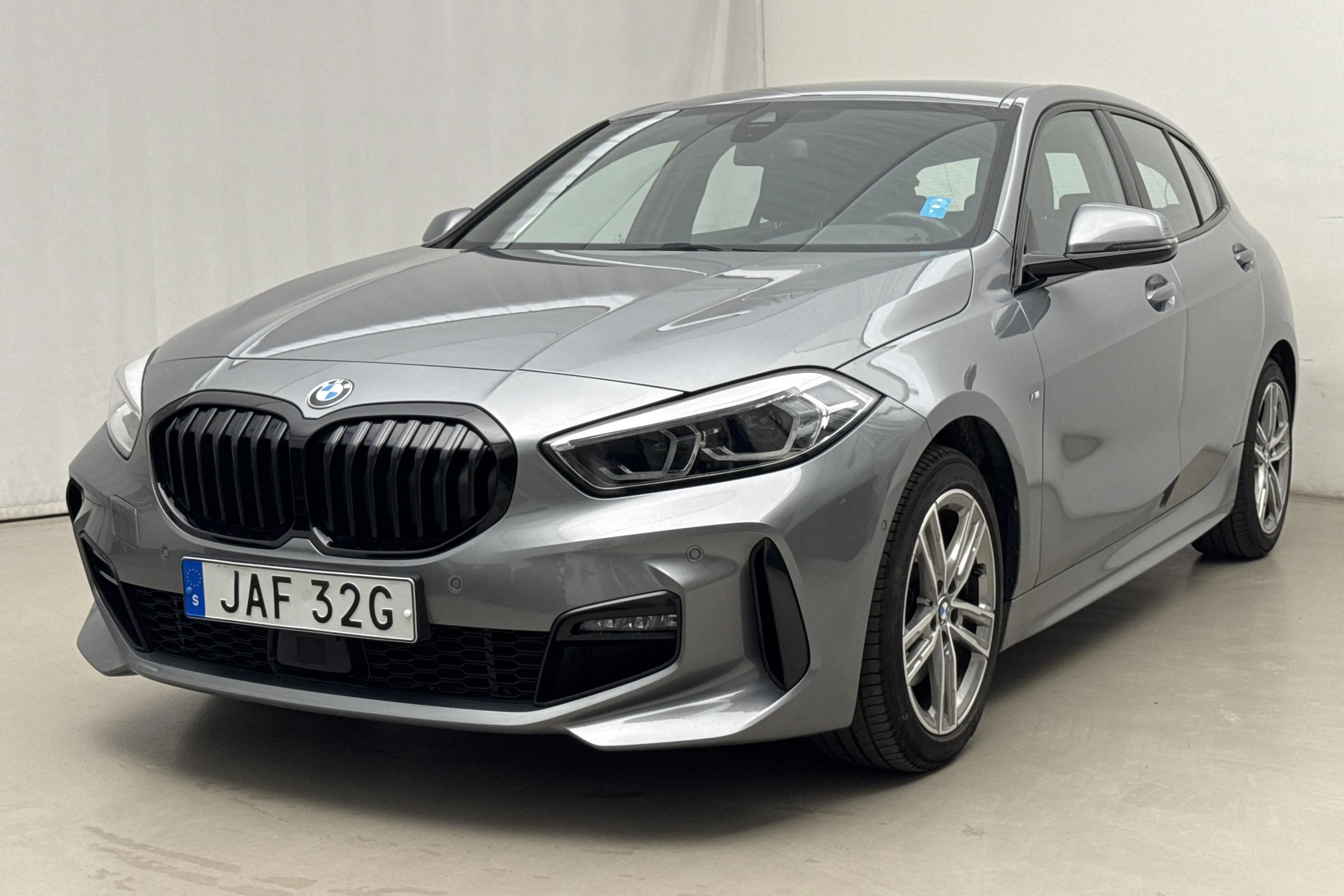 Presentation photo 1 of 18: BMW ERROR{"data":"118i 5dr, F40 (136hk)\u001e"} - 52 170 km - Automatic - gray - 2023