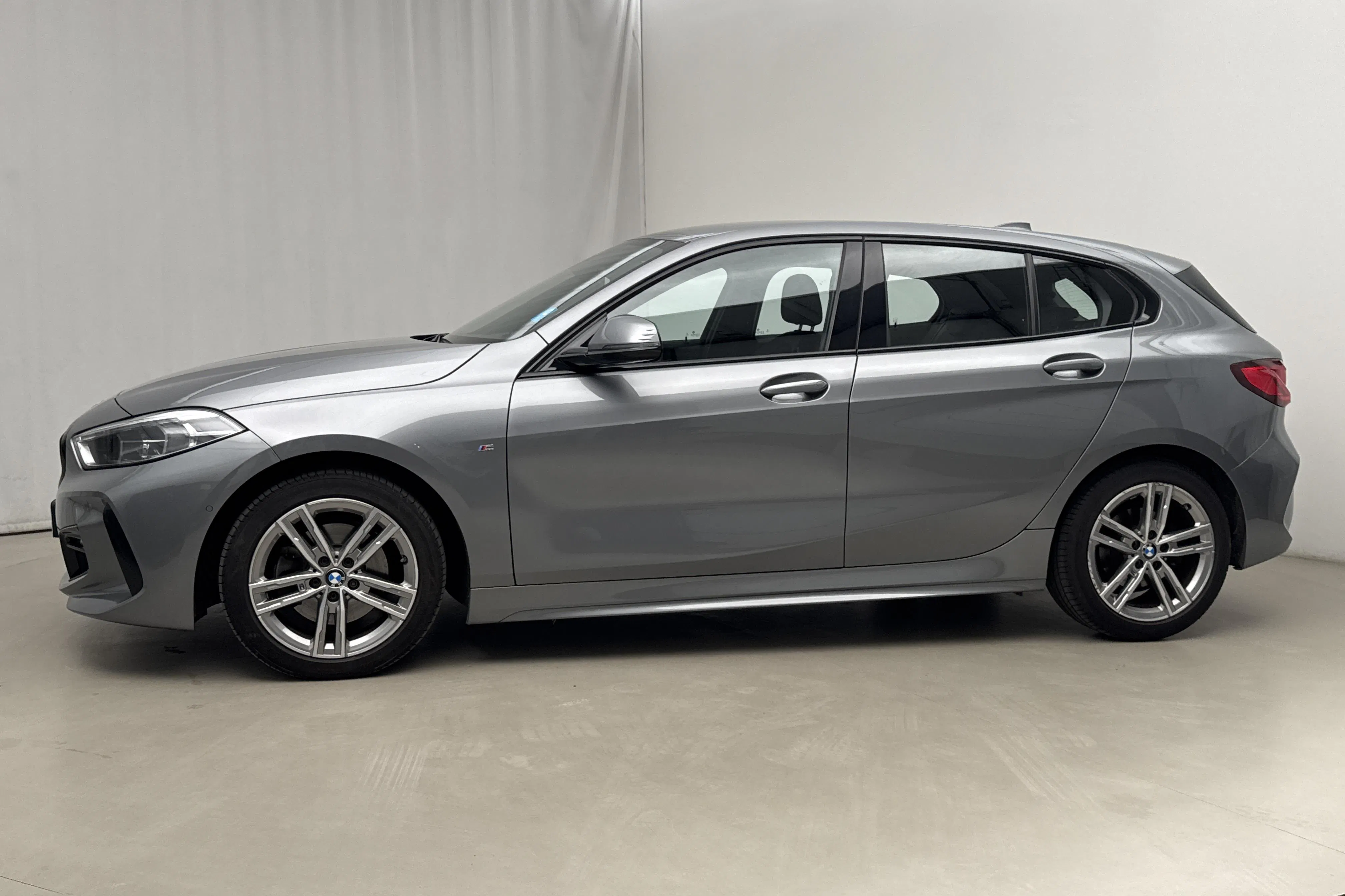 Presentation photo 2 of 18: BMW ERROR{"data":"118i 5dr, F40 (136hk)\u001e"} - 52 170 km - Automatic - gray - 2023