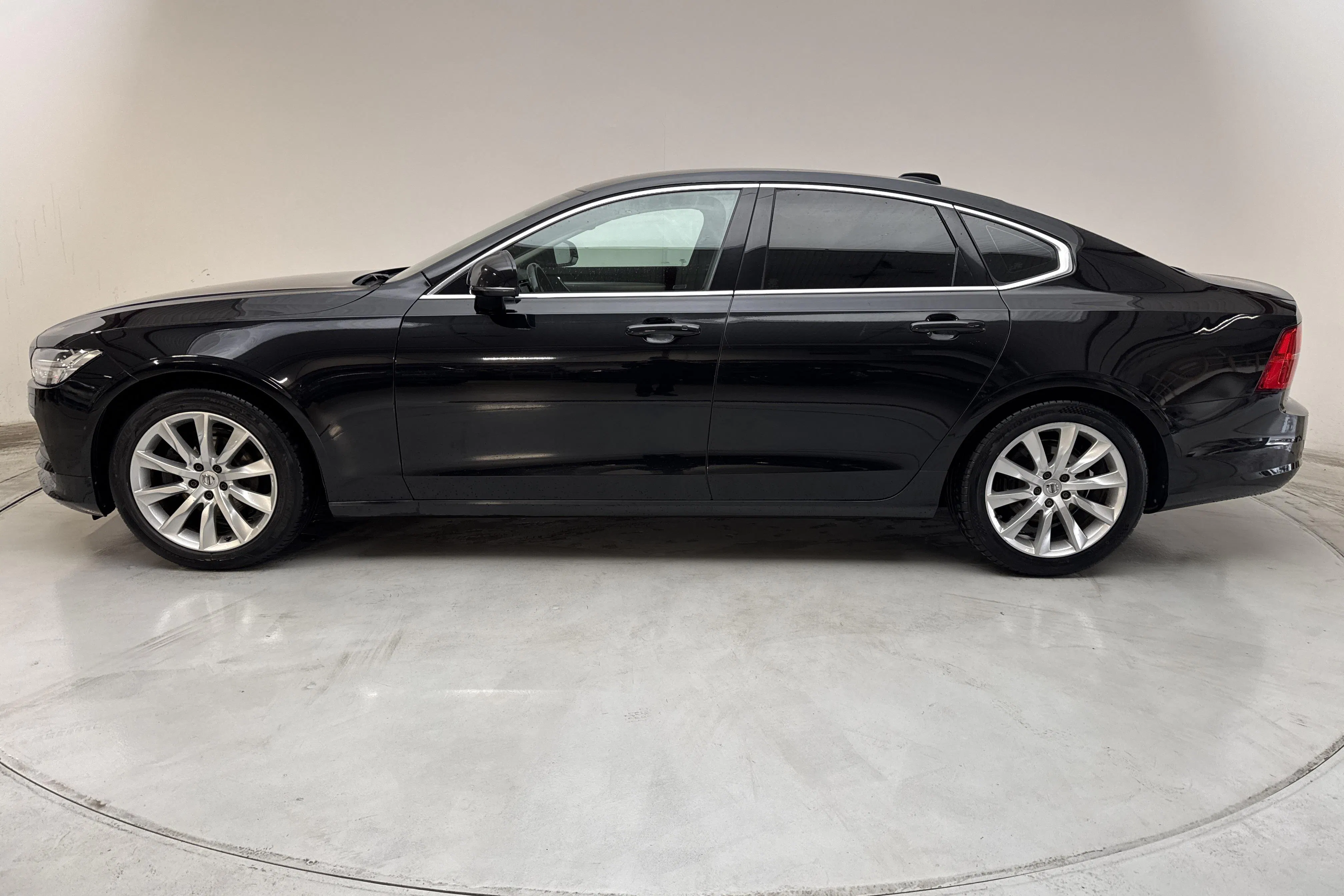 Presentationsfoto 2 av 14: Volvo S90 D3 (150hk) - 18 873 mil - Automat - svart - 2018