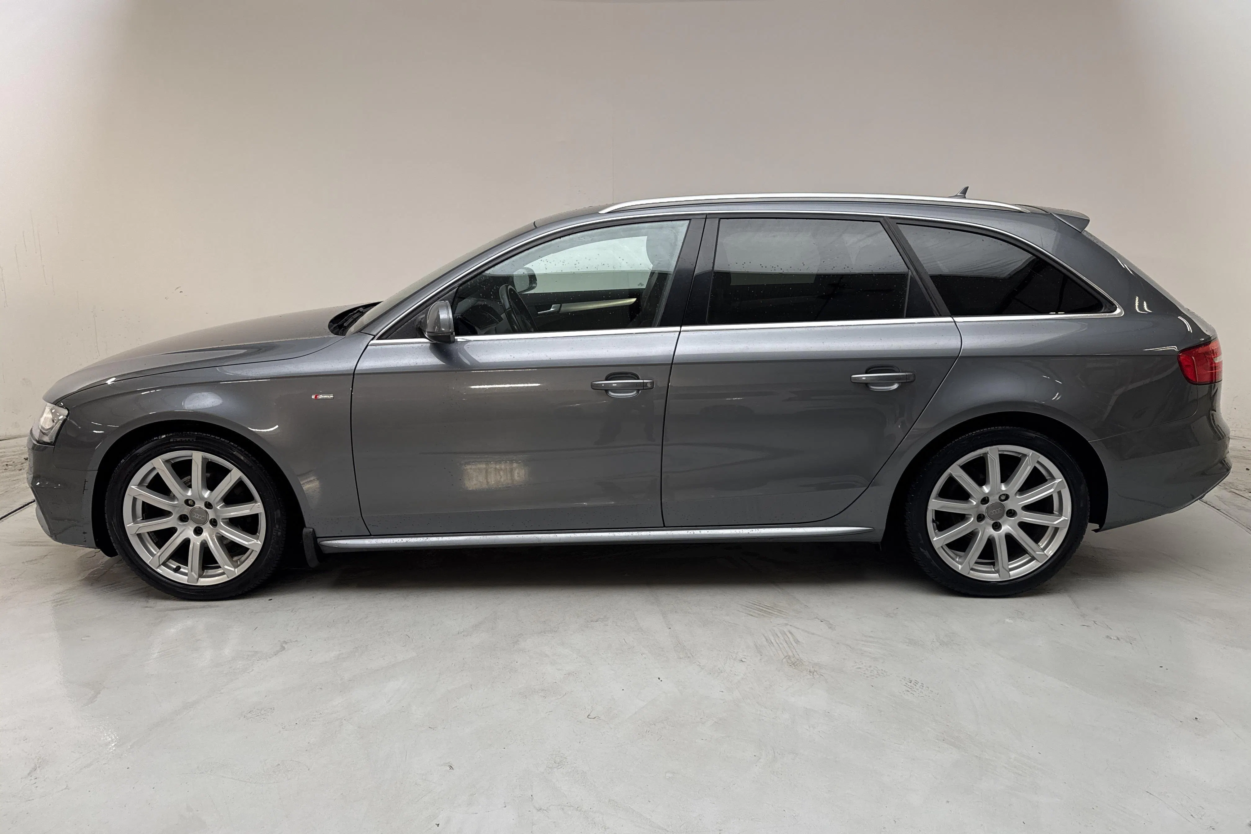 Presentationsfoto 2 av 13: Audi A4 2.0 TDI clean diesel Avant quattro (190hk) - 12 093 mil - Automat - grå - 2015