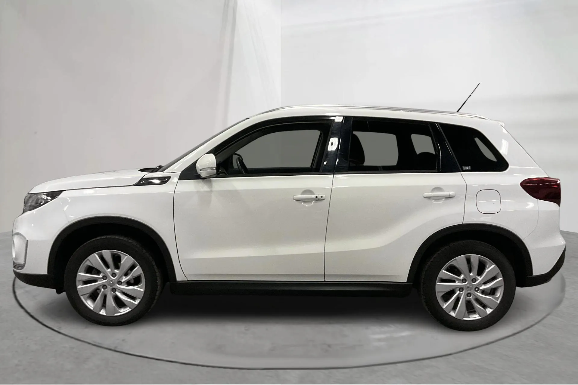 Presentationsfoto 2 av 16: Suzuki Vitara 1.4T Boosterjet Hybrid Allgrip 4x4 (129hk) - 3 009 mil - Automat - vit - 2021