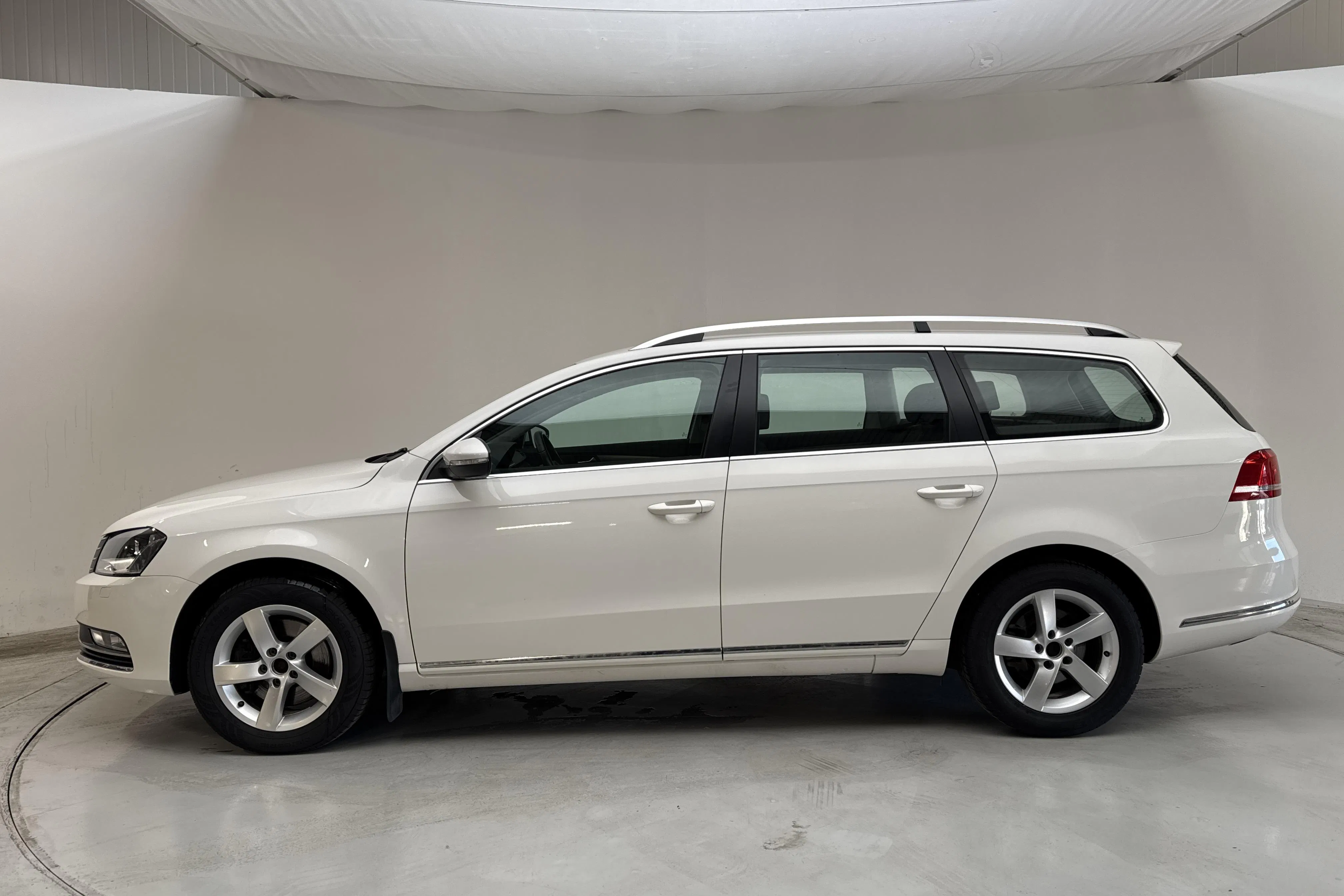 Presentationsfoto 2 av 12: VW Passat 1.4 TSI EcoFuel Variant (150hk) - 4 746 mil - Manuell - vit - 2015