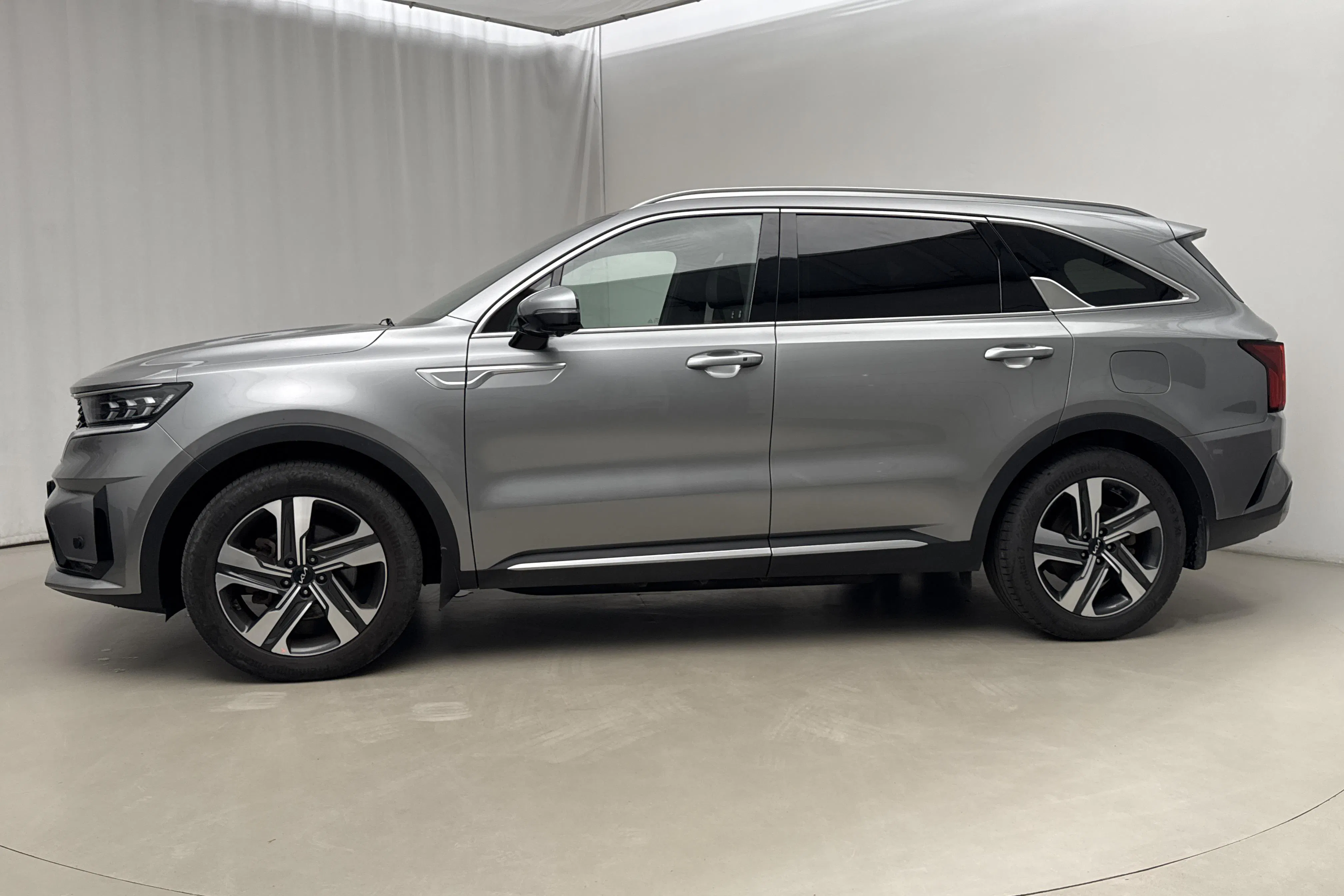 Presentationsfoto 2 av 25: KIA Sorento 1.6 T-GDi Plug-in Hybrid AWD (265hk) - 13 276 mil - Automat - grå - 2023