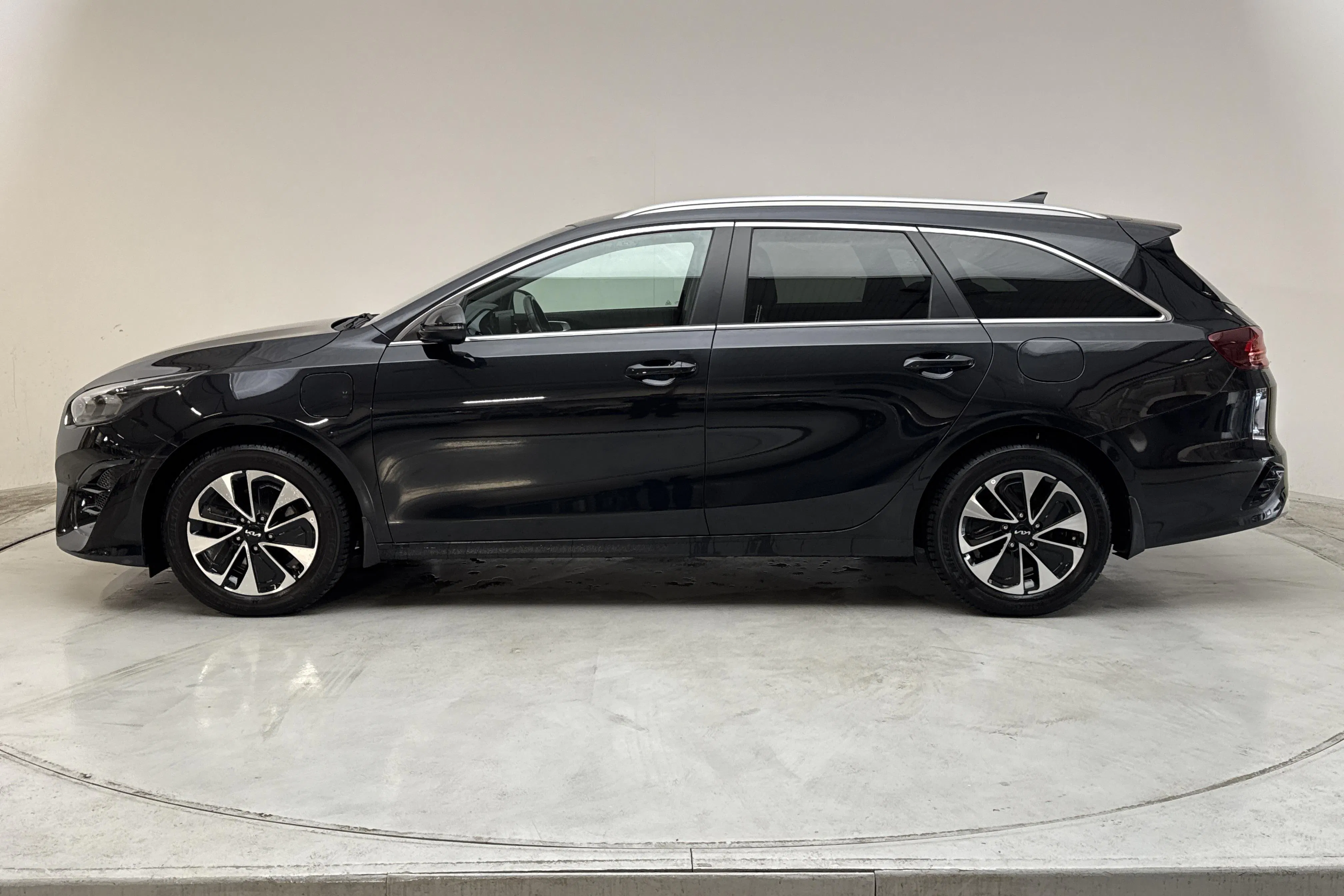 Presentation photo 2 of 15: KIA Ceed 1.6 Plug-in Hybrid SW (141hk) - 82 640 km - Automatic - black - 2022