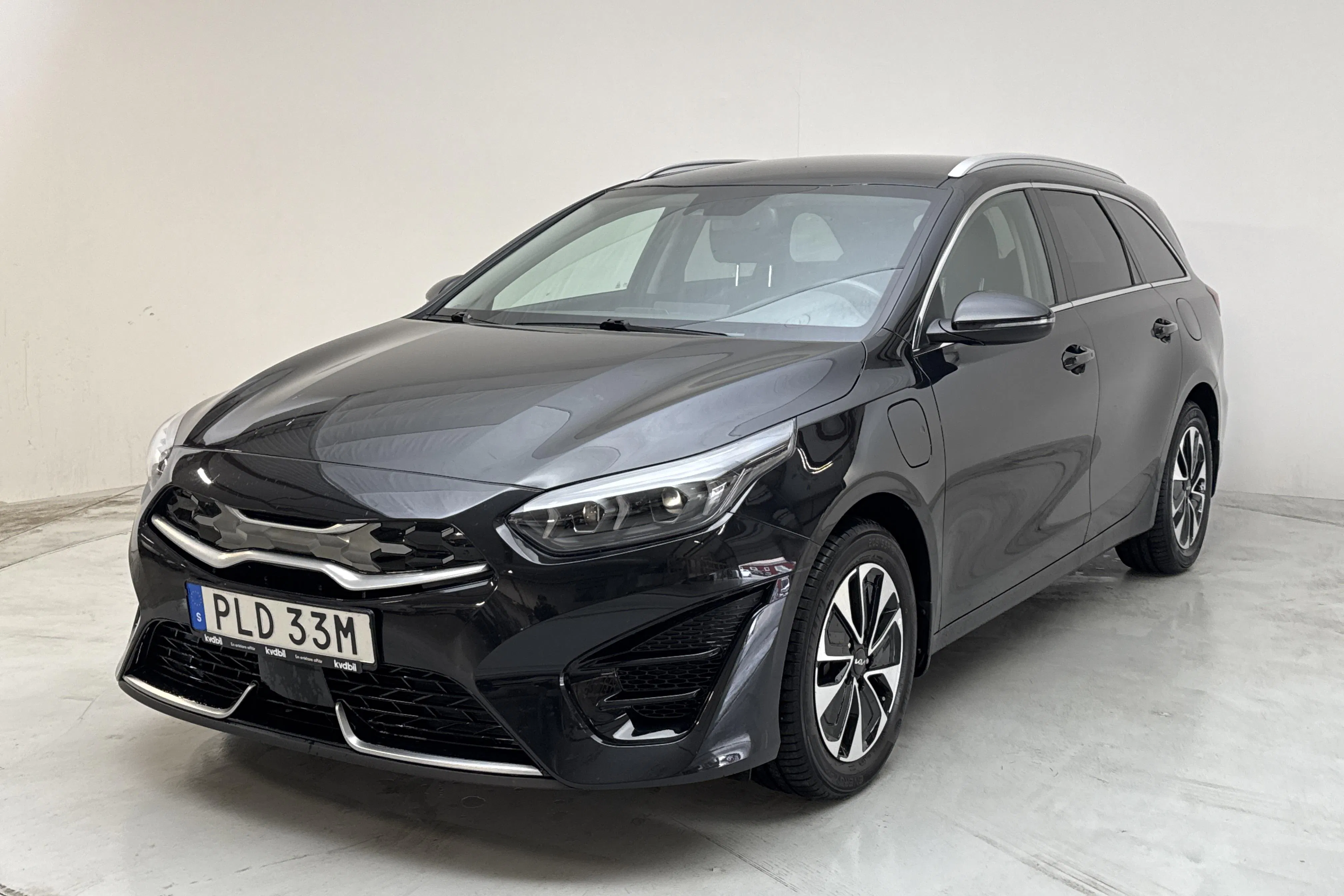 Presentation photo 1 of 15: KIA Ceed 1.6 Plug-in Hybrid SW (141hk) - 82 640 km - Automatic - black - 2022