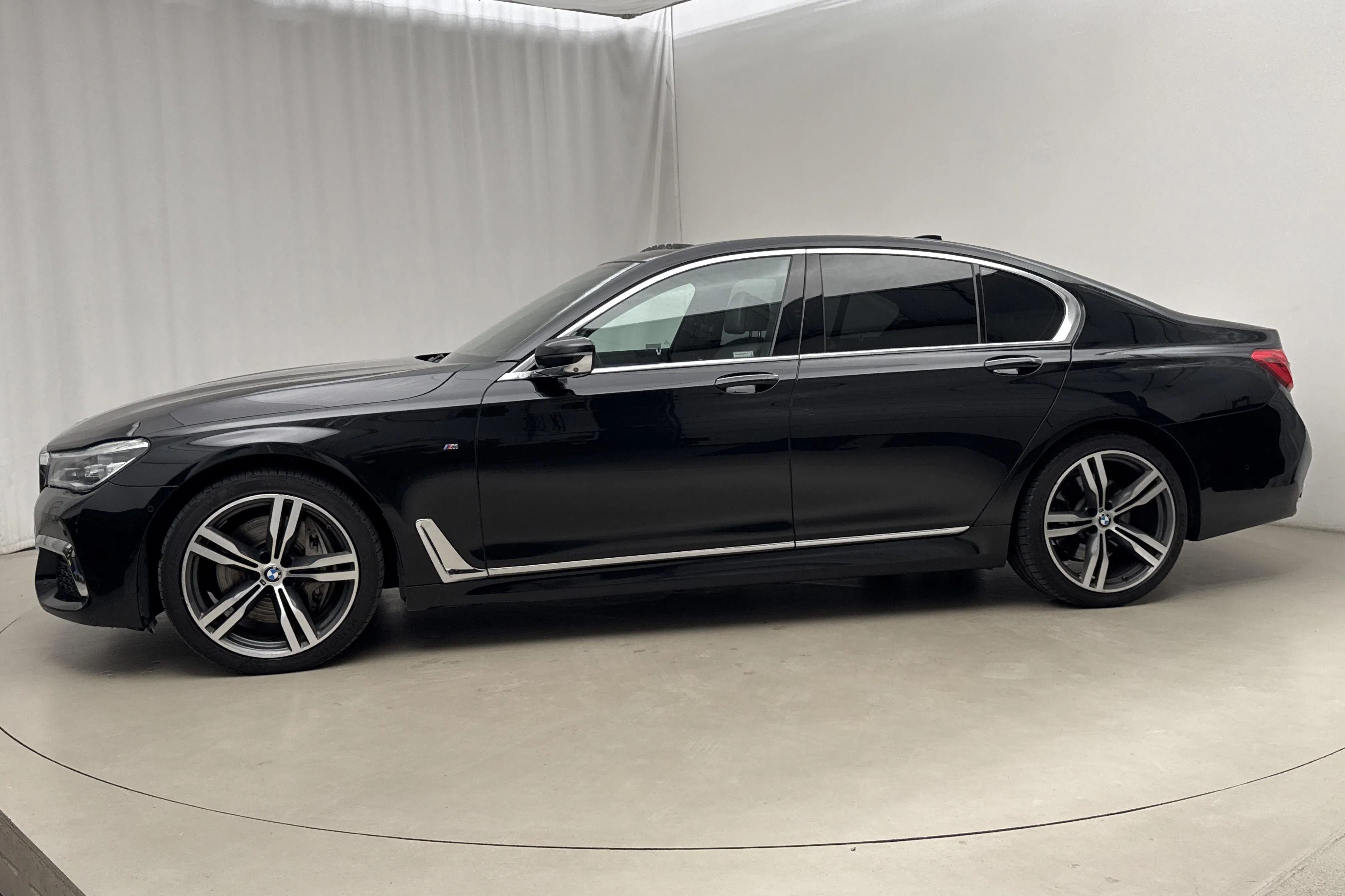 Presentation photo 2 of 27: BMW 750d xDrive Sedan, G11 (400hk) - 170 920 km - Automatic - black - 2019