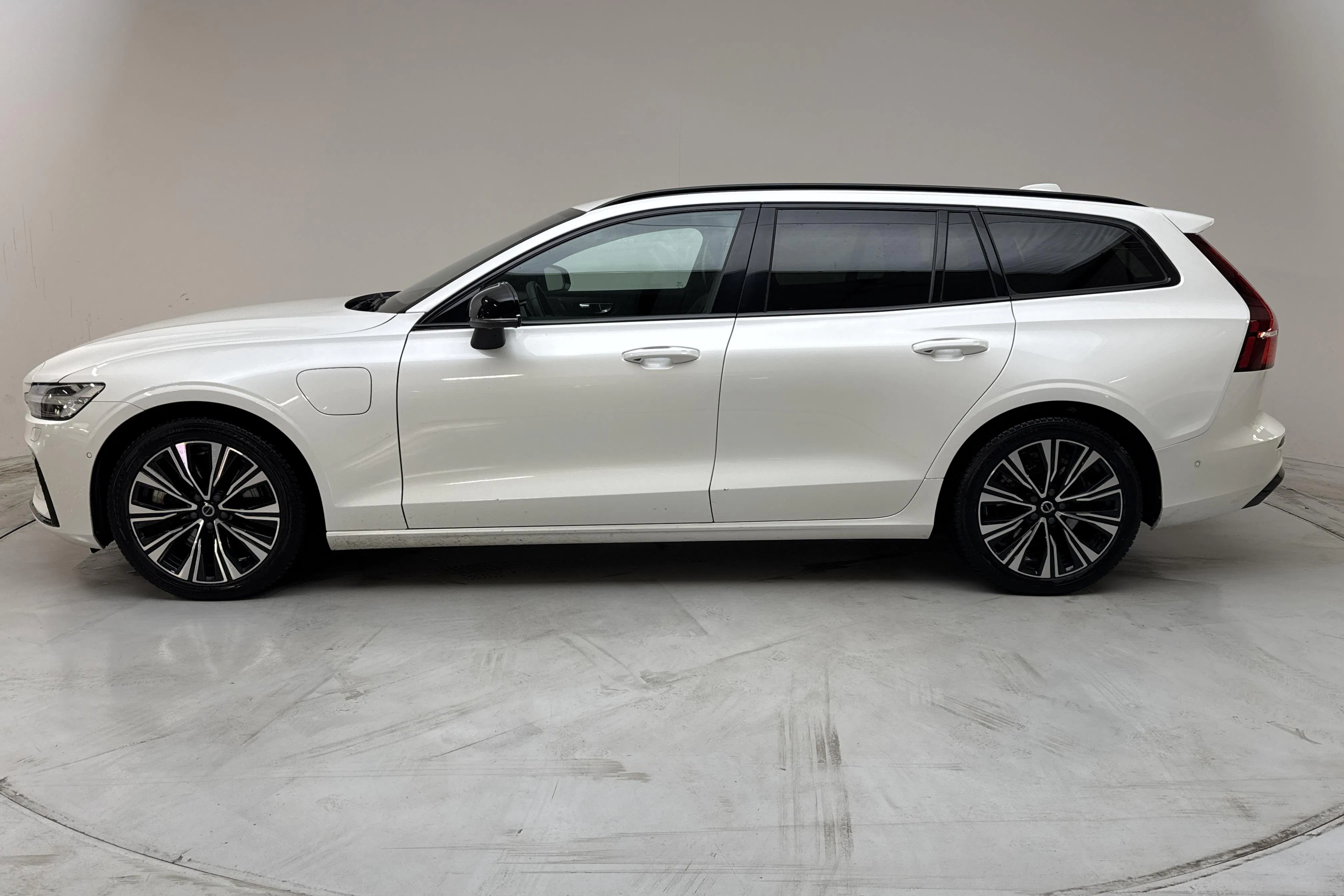Presentation photo 2 of 14: Volvo V60 T6 AWD Recharge (350hk) - 34 210 km - Automatic - white - 2025