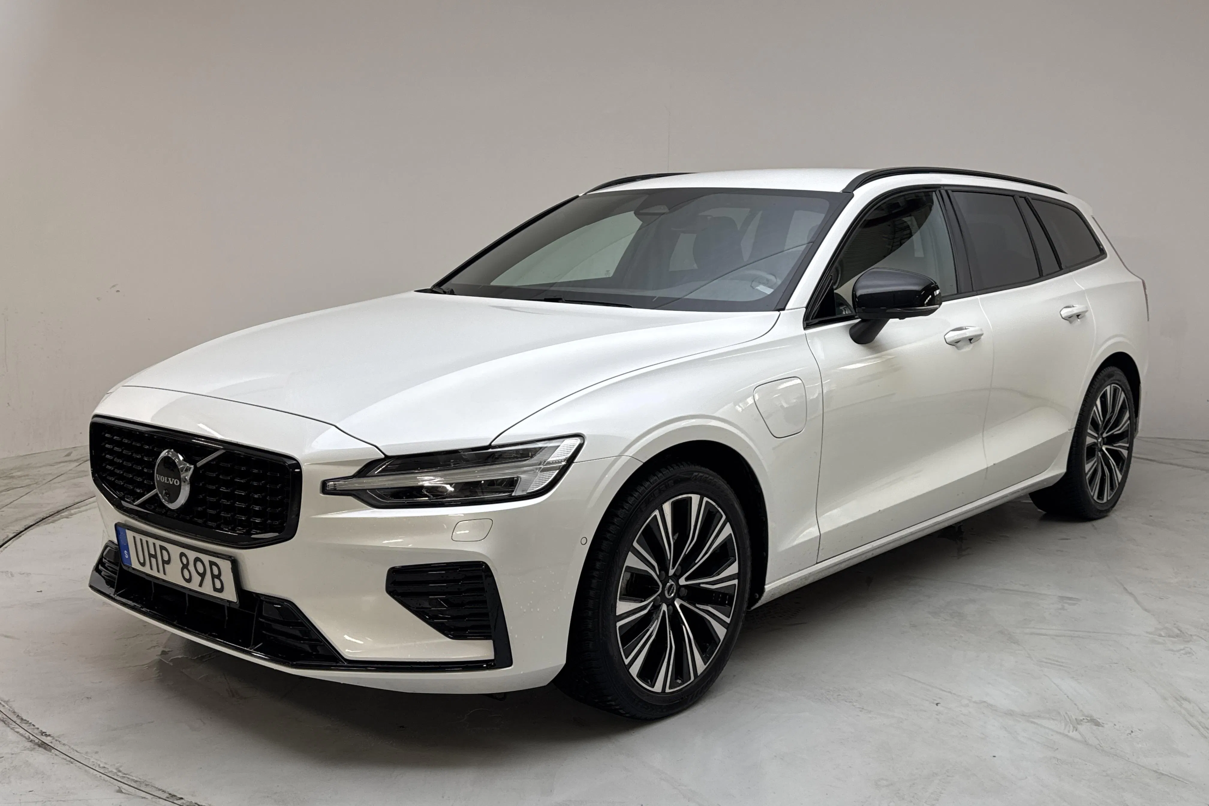 Presentation photo 1 of 14: Volvo V60 T6 AWD Recharge (350hk) - 34 210 km - Automatic - white - 2025