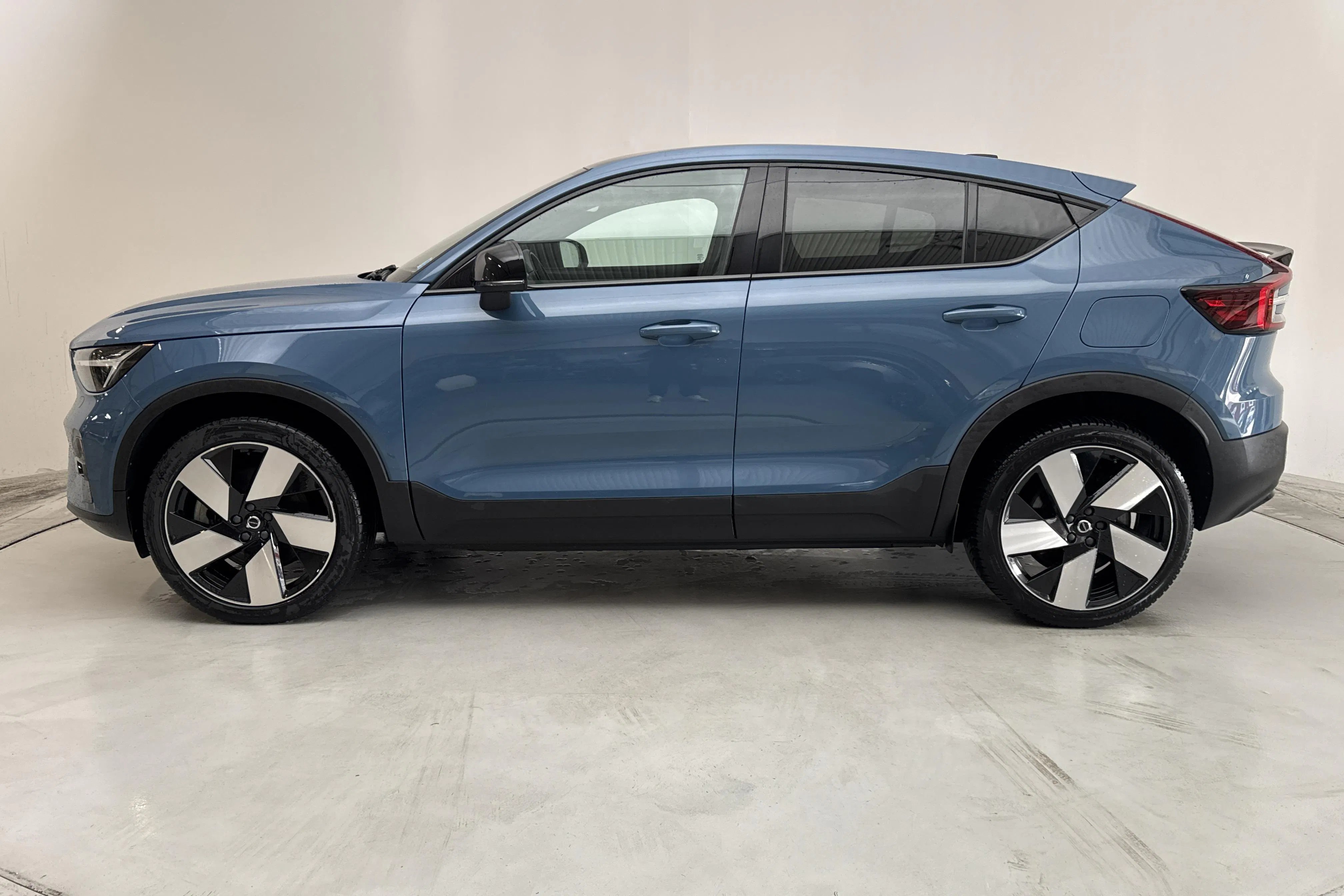 Presentationsfoto 2 av 17: Volvo C40 Recharge (231hk) - 9 721 mil - Automat - blå - 2023