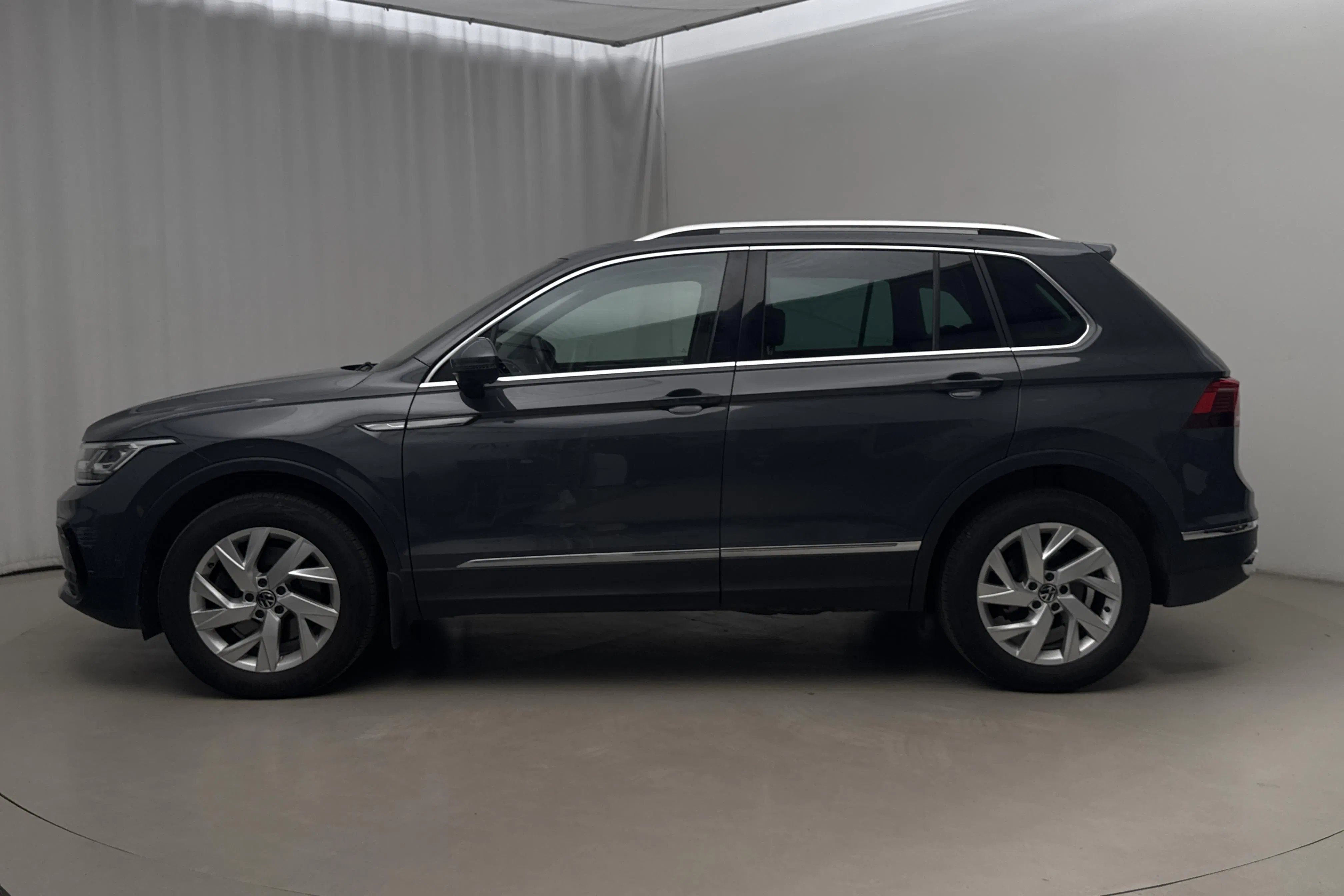 Presentationsfoto 2 av 17: VW Tiguan 2.0 TDI 4MOTION (200hk) - 6 560 mil - Automat - grå - 2022