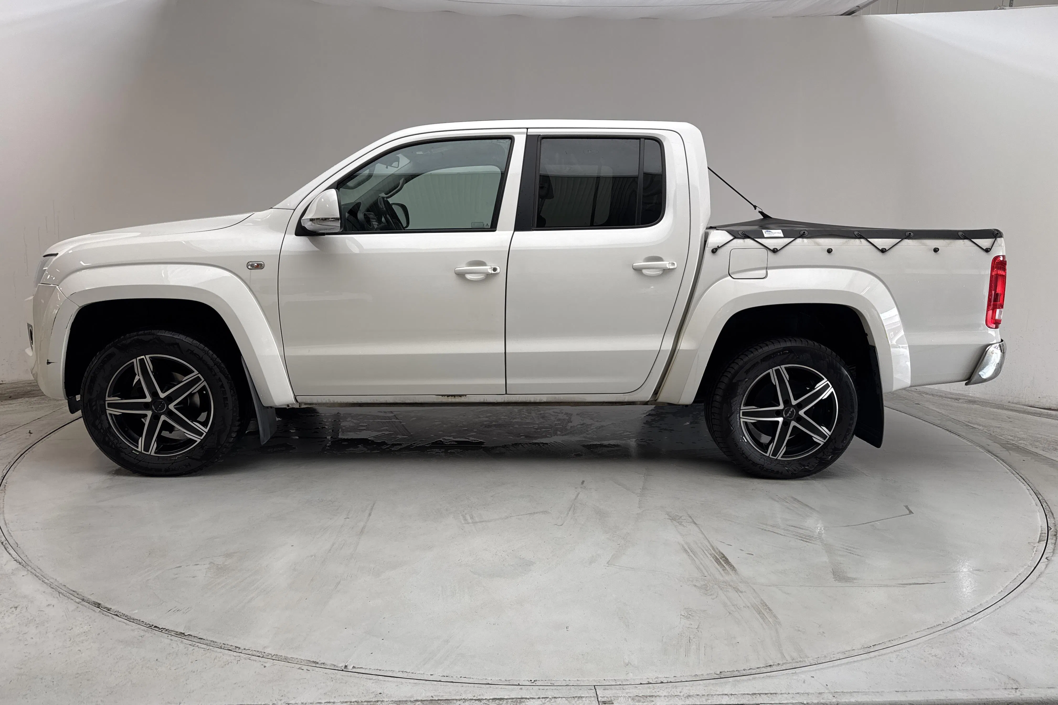 Presentationsfoto 2 av 13: VW Amarok 2.0 TDI 4motion (180hk) - 9 657 mil - Automat - vit - 2012