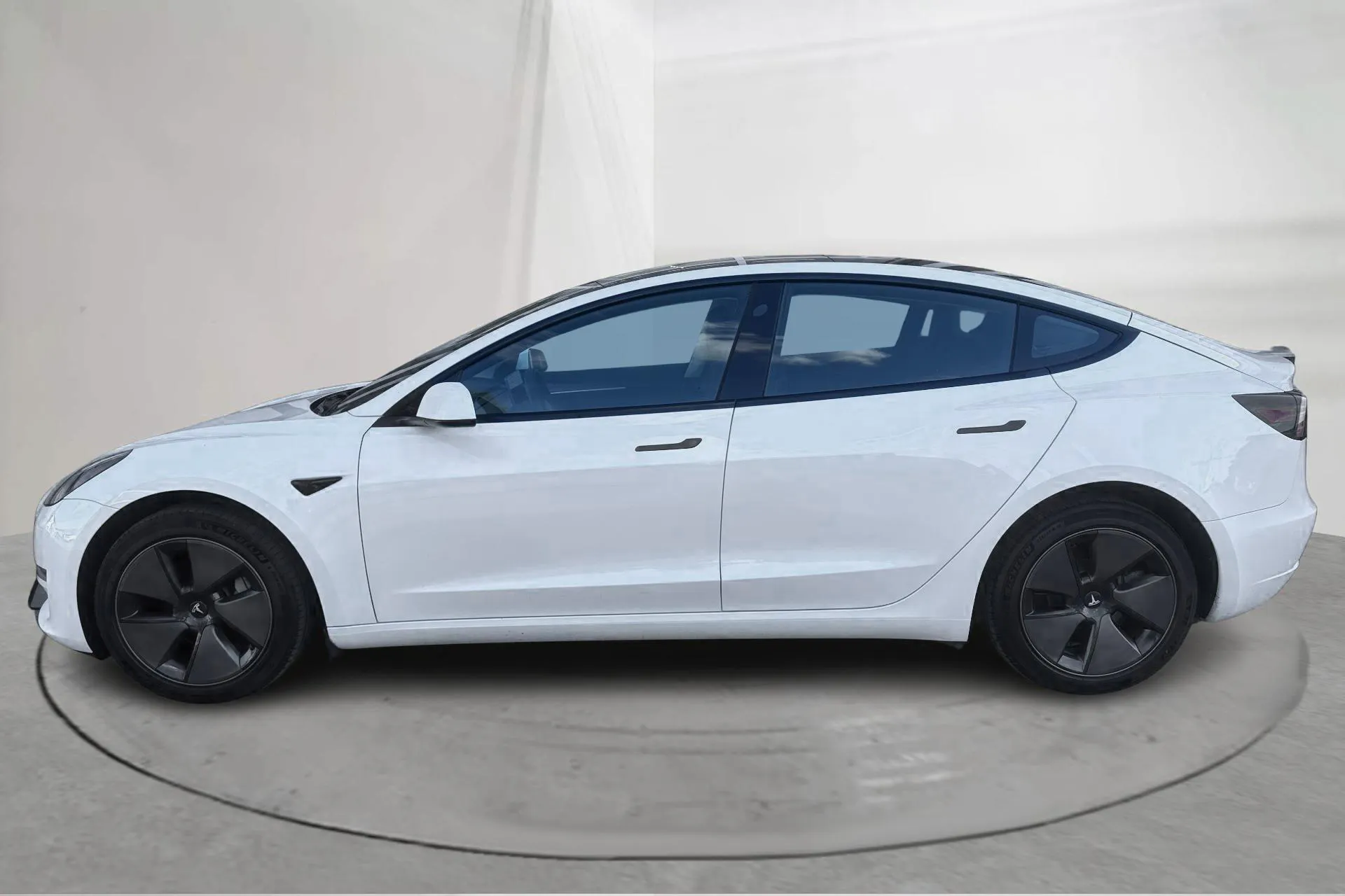 Presentationsfoto 2 av 20: Tesla Model 3 Long Range RWD - 8 807 mil - Automat - vit - 2023