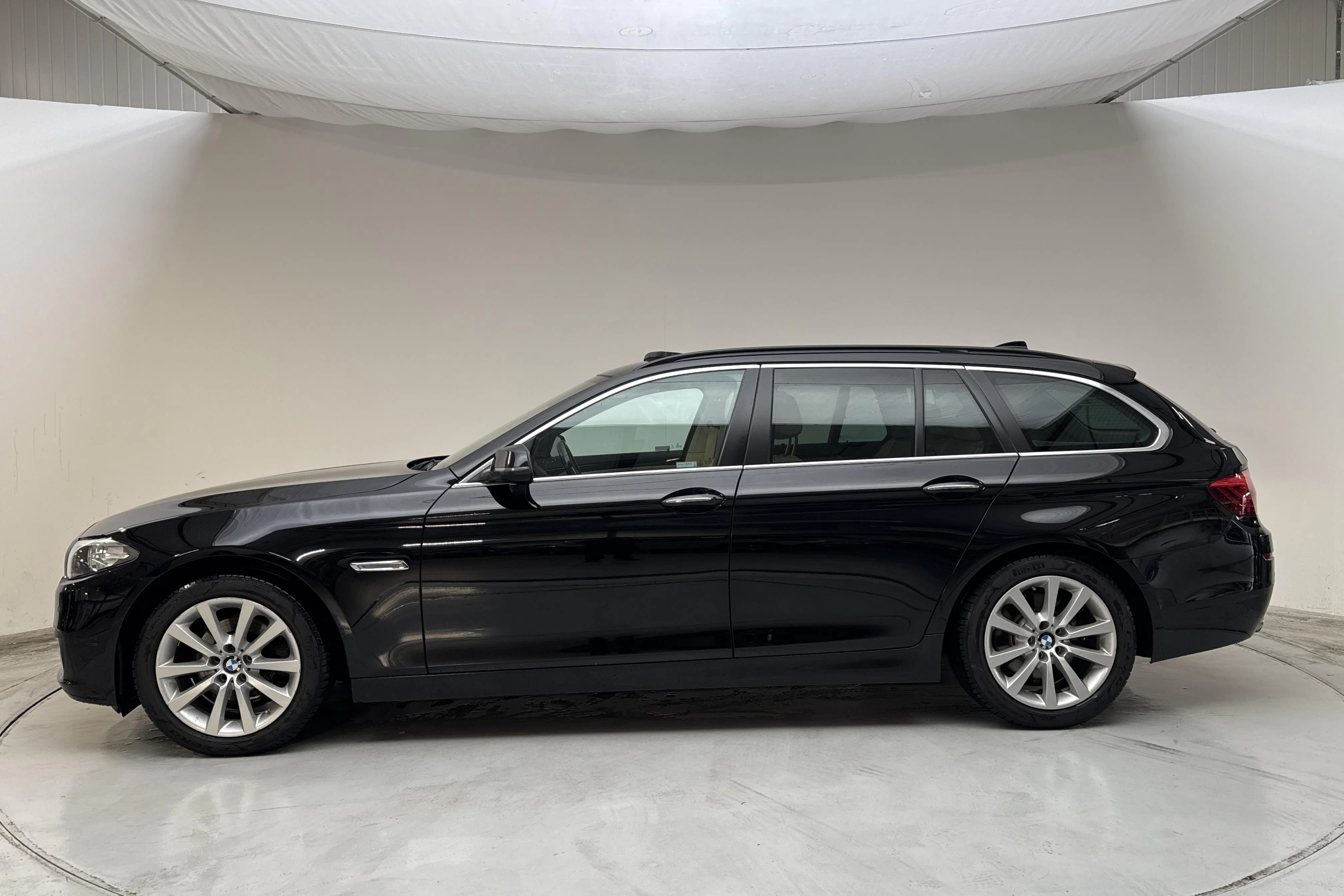 Presentationsfoto 2 av 14: BMW 520d xDrive Touring, F11 (190hk) - 16 928 mil - Automat - svart - 2016