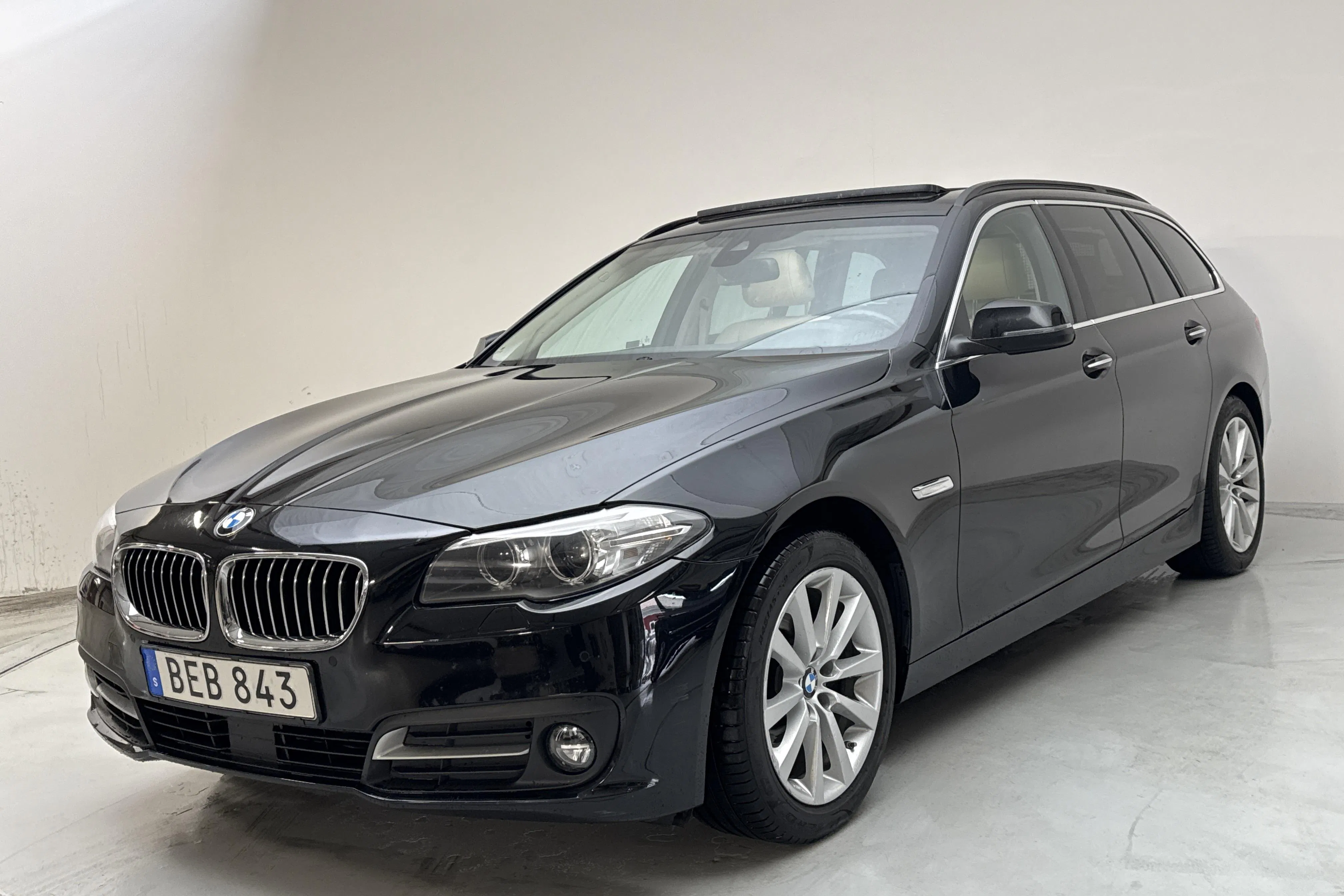 Presentationsfoto 1 av 14: BMW 520d xDrive Touring, F11 (190hk) - 16 928 mil - Automat - svart - 2016