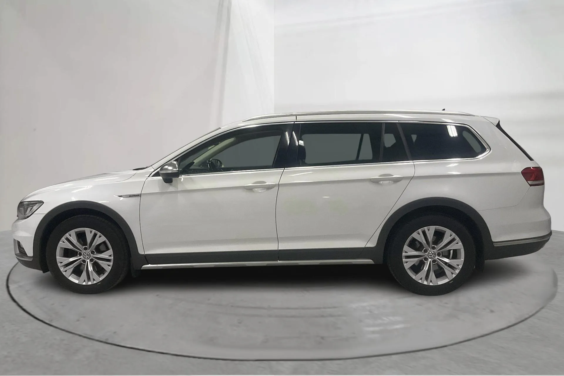 Presentationsfoto 2 av 17: VW Passat Alltrack 2.0 TDI 4MOTION (190hk) - 18 507 mil - Automat - vit - 2019