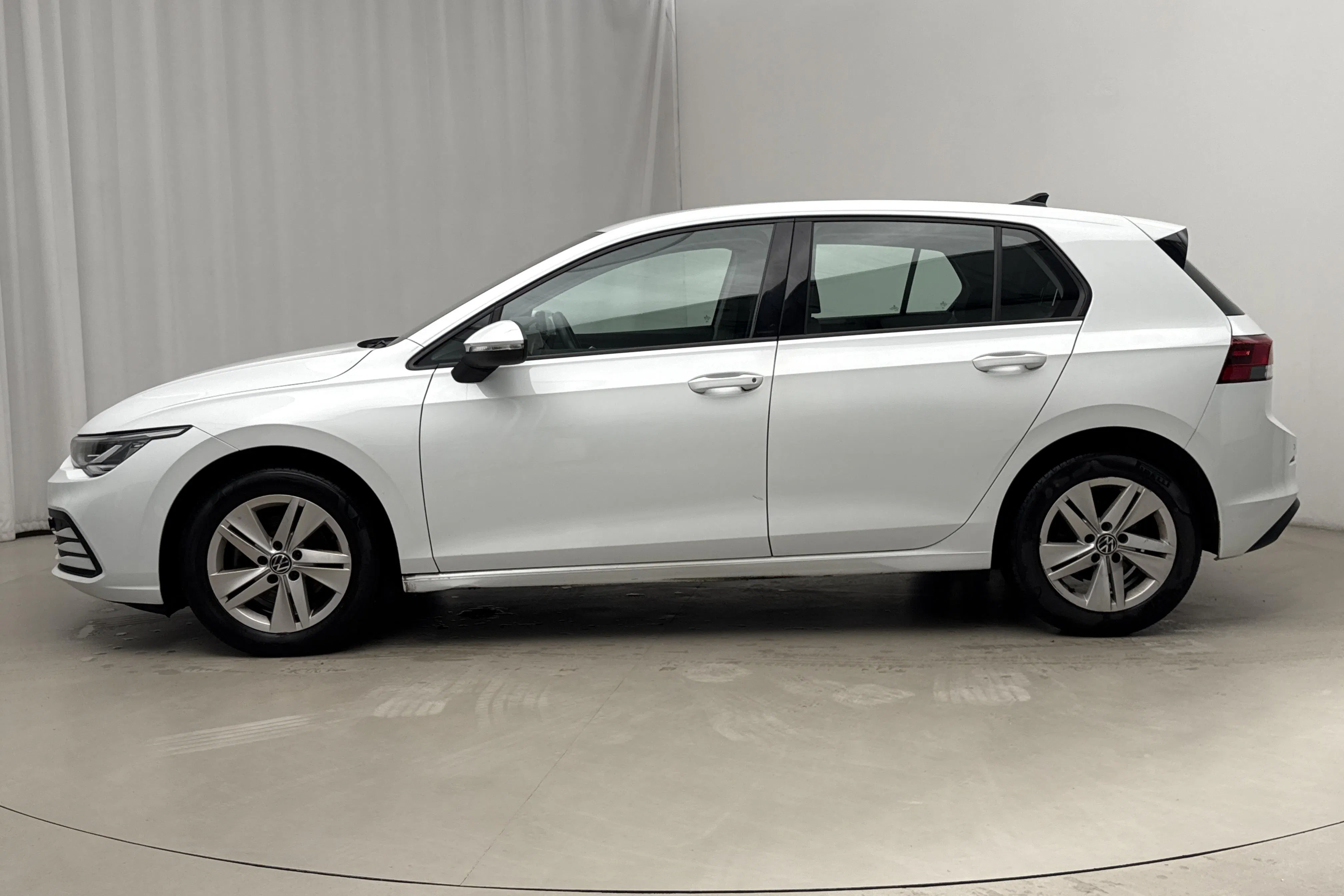 Presentation photo 2 of 17: VW Golf VIII TGI 5dr (130hk) - 35 160 km - Automatic - white - 2023