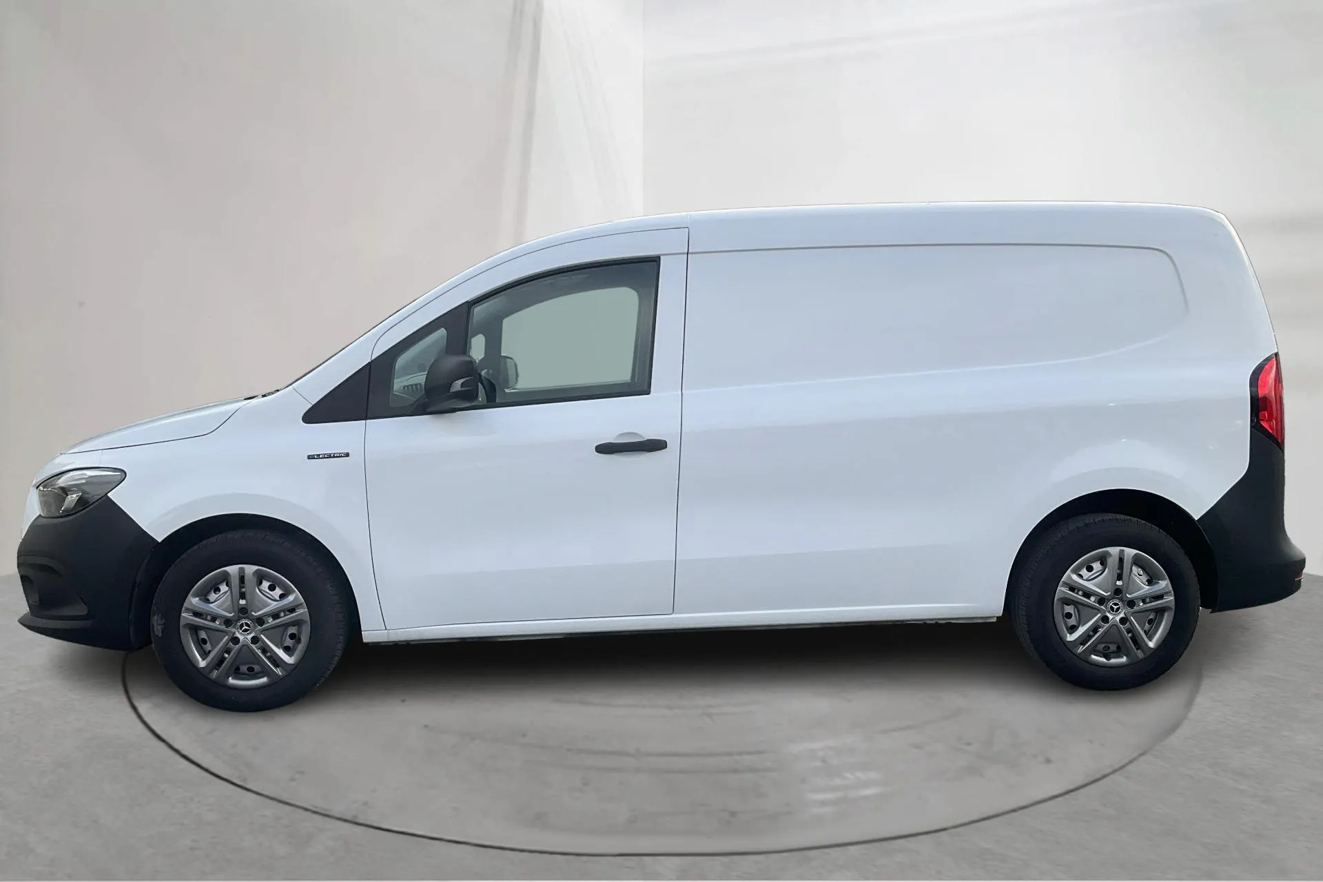 Presentationsfoto 2 av 16: Mercedes eCitan Skåp 45kWh (122hk) - 790 mil - Automat - vit - 2023