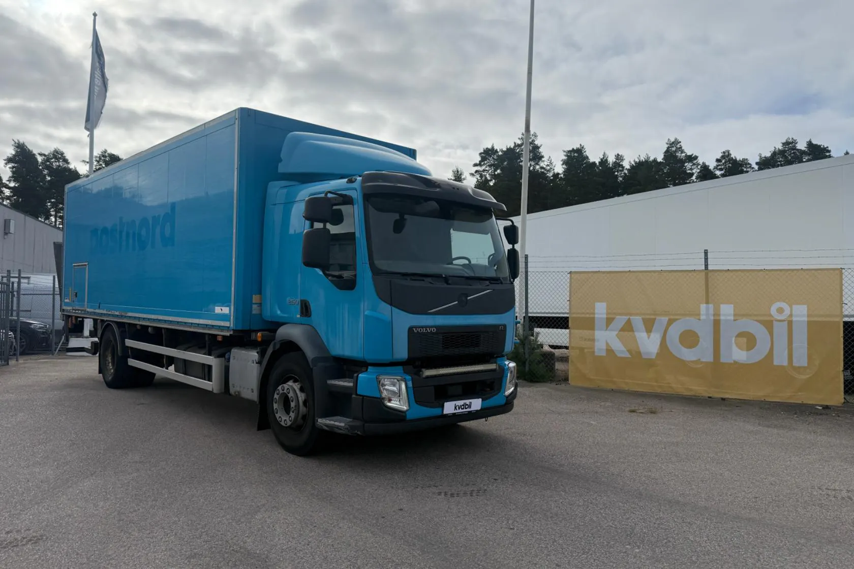 Presentation photo 1 of 85: VOLVO FL250 - 520 585 km - Automatic - light blue - 2016