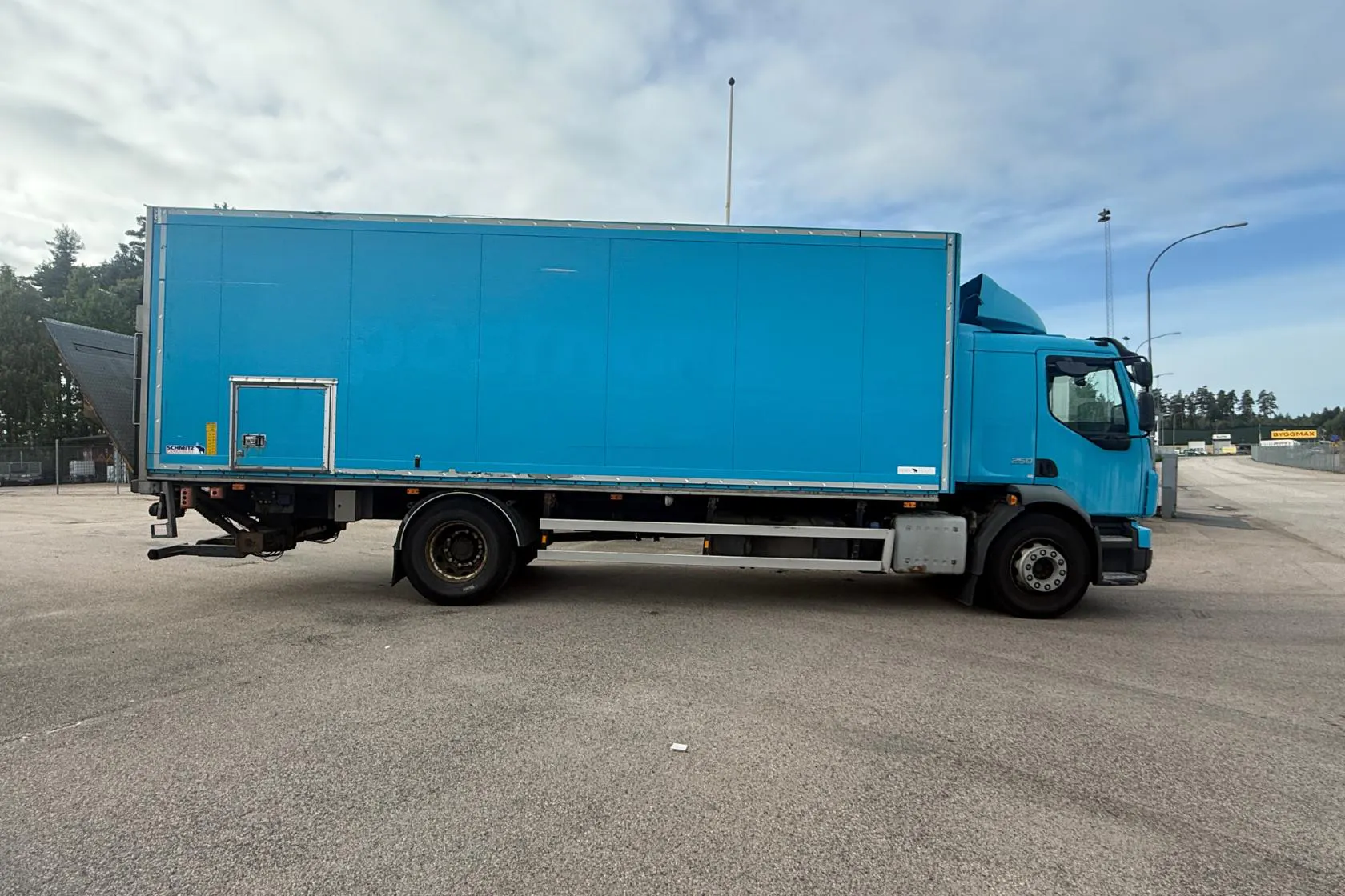 Presentation photo 2 of 85: VOLVO FL250 - 520 585 km - Automatic - light blue - 2016